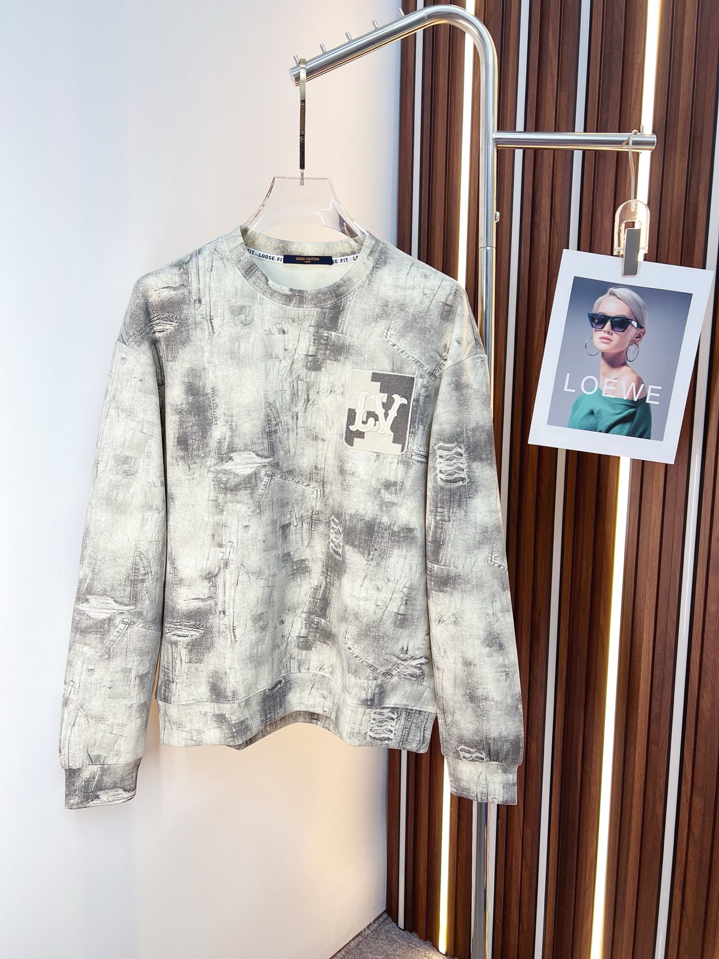 NO:655651,LV 2025 autumn and winter new design sweatshirt official website synchronized!  This T-shirt combines minimalist design and exquisite details. The oversize trim is reminiscent of Tyrolean dress details, calling for modern ideas, creating a different conceptual pattern, and injecting rich connotation into the traditional cotton T-shirt. The LOGO on the front graphic webbing is unique and shows the brand's nobility. It highlights the style of a big brand, sets off the minimalist design style, and reveals the elegance at a glance!  As a brand that pursues design and tailoring techniques, the materials used will never disappoint!  The body of this shirt is made of Solona cotton blended gram fabric, which is noble and exquisite. The cotton surface is full, soft and skin-friendly. In short, such a classic style is a must-have for autumn and winter!  M-3XL,,louis vuitton,versace,hoodie,sweatshirts,tees,t-shirt,alexander wang19860909LV 2025秋冬 新款设计感卫衣 官网同步！这款T恤极简主义设计和精美细节于一身.Oversize饰边引人联想蒂罗尔着装细节,召唤摩登新意,造就不同以往的概念化图案,为传统棉质T恤注入丰盈内涵.前幅图形织带车出的LOGO,别具一番特色,更显品牌尊贵 彰显大牌风范,衬托出了极简主义的设计风格,把优雅风展露的一览无余！ 作为一个追求设计感和裁剪工艺的品牌,用料永远不会让人失望！本款衫身采用索洛纳棉混纺 克面料,高贵精致,布面棉质饱满柔软亲肤 总之这么经典的款,秋冬必备！M-3XL,,louis vuitton,versace,hoodie,sweatshirts,tees，t-shirt,alexander wang,Men's clothing