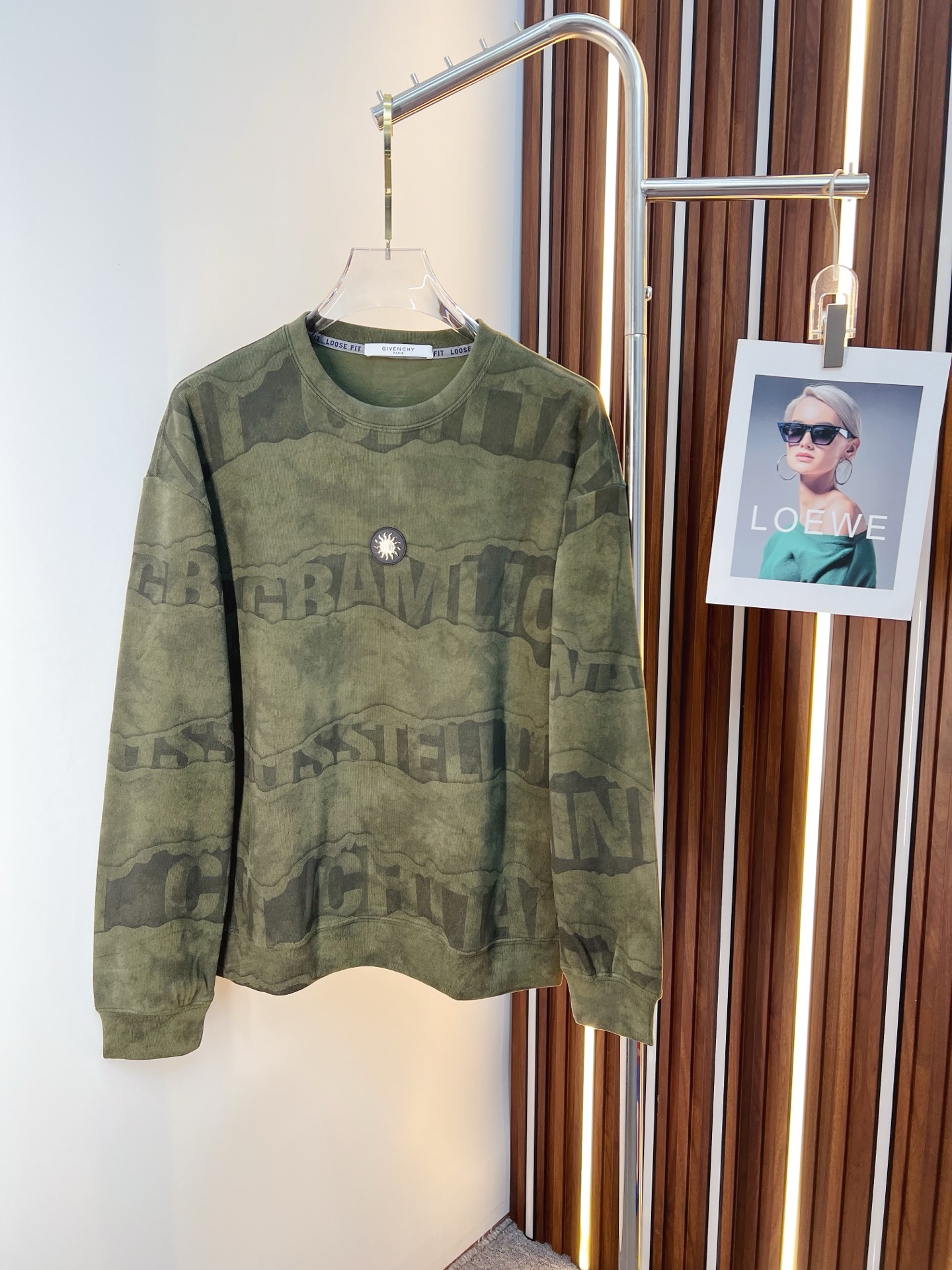 NO:655655,Givenchy 2025 autumn and winter new design sweatshirt official website synchronized!  This T-shirt combines minimalist design and exquisite details. The oversize trim is reminiscent of Tyrolean dress details, calling for modern ideas, creating a different conceptual pattern, and injecting rich connotation into the traditional cotton T-shirt. The LOGO on the front graphic webbing is unique and shows the brand's nobility. It highlights the style of a big brand, sets off the minimalist design style, and reveals the elegance at a glance!  As a brand that pursues design and tailoring techniques, the materials used will never disappoint!  The body of this shirt is made of Solona cotton blended gram fabric, which is noble and exquisite. The cotton surface is full, soft and skin-friendly. In short, such a classic style is a must-have for autumn and winter!  M-3XL,,givenchy,versace,hoodie,sweatshirts,tees,t-shirt,alexander wang19860909纪梵希 2025秋冬 新款设计感卫衣 官网同步！这款T恤极简主义设计和精美细节于一身.Oversize饰边引人联想蒂罗尔着装细节,召唤摩登新意,造就不同以往的概念化图案,为传统棉质T恤注入丰盈内涵.前幅图形织带车出的LOGO,别具一番特色,更显品牌尊贵 彰显大牌风范,衬托出了极简主义的设计风格,把优雅风展露的一览无余！ 作为一个追求设计感和裁剪工艺的品牌,用料永远不会让人失望！本款衫身采用索洛纳棉混纺 克面料,高贵精致,布面棉质饱满柔软亲肤 总之这么经典的款,秋冬必备！M-3XL,,givenchy,versace,hoodie,sweatshirts,tees，t-shirt,alexander wang,Men's clothing