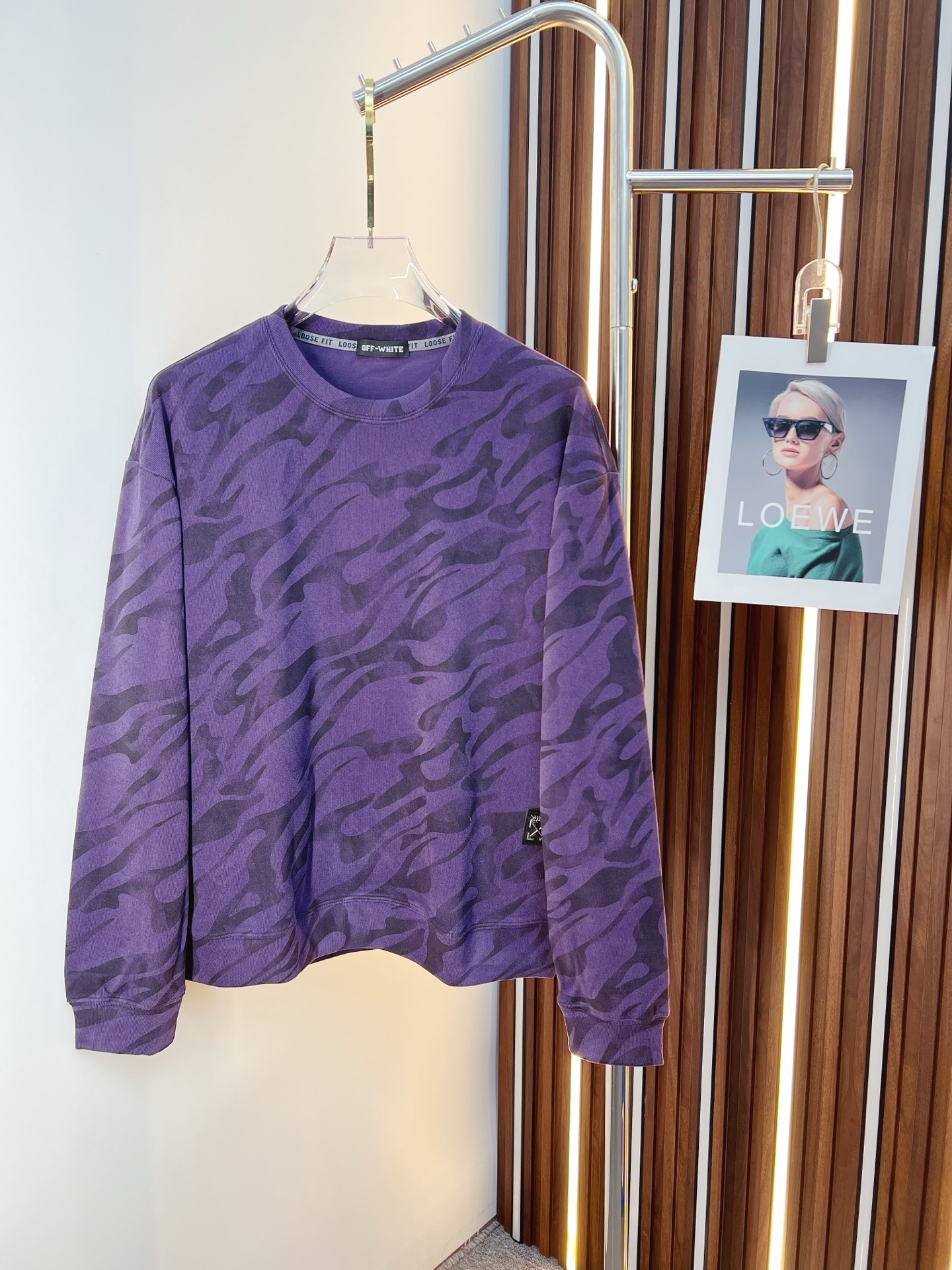 NO:655659,OFF 2025 autumn and winter new design sweatshirt official website synchronized!  This T-shirt combines minimalist design and exquisite details. The oversize trim is reminiscent of Tyrolean dress details, calling for modern ideas, creating a different conceptual pattern, and injecting rich connotation into the traditional cotton T-shirt. The LOGO on the front graphic webbing is unique and shows the brand's nobility. It highlights the style of a big brand, sets off the minimalist design style, and reveals the elegance at a glance!  As a brand that pursues design and tailoring techniques, the materials used will never disappoint!  The body of this shirt is made of Solona cotton blended gram fabric, which is noble and exquisite. The cotton surface is full, soft and skin-friendly. In short, such a classic style is a must-have for autumn and winter!  M-3XL,,off white,versace,hoodie,sweatshirts,tees,t-shirt,alexander wang19860909OFF 2025秋冬 新款设计感卫衣 官网同步！这款T恤极简主义设计和精美细节于一身.Oversize饰边引人联想蒂罗尔着装细节,召唤摩登新意,造就不同以往的概念化图案,为传统棉质T恤注入丰盈内涵.前幅图形织带车出的LOGO,别具一番特色,更显品牌尊贵 彰显大牌风范,衬托出了极简主义的设计风格,把优雅风展露的一览无余！ 作为一个追求设计感和裁剪工艺的品牌,用料永远不会让人失望！本款衫身采用索洛纳棉混纺 克面料,高贵精致,布面棉质饱满柔软亲肤 总之这么经典的款,秋冬必备！M-3XL,,off white,versace,hoodie,sweatshirts,tees，t-shirt,alexander wang,Men's clothing