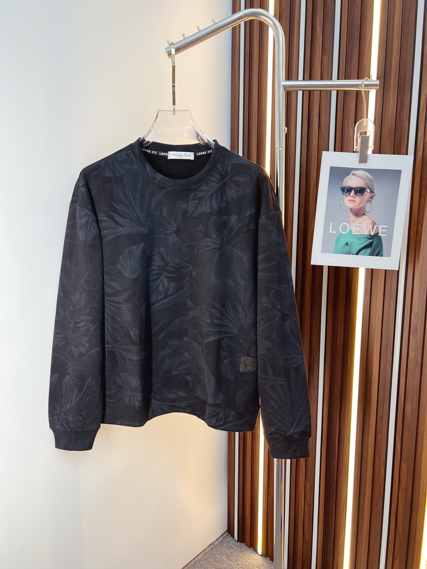 NO:655618,Dior Dior 2025 autumn and winter new design sweatshirt official website synchronized!  This T-shirt combines minimalist design and exquisite details. The oversize trim is reminiscent of Tyrolean dress details, calling for modern ideas, creating a different conceptual pattern, and injecting rich connotation into the traditional cotton T-shirt. The LOGO on the front graphic webbing is unique and shows the brand's nobility. It highlights the style of a big brand, sets off the minimalist design style, and reveals the elegance at a glance!  As a brand that pursues design and tailoring techniques, the materials used will never disappoint!  The body of this shirt is made of Solona cotton blended gram fabric, which is noble and exquisite. The cotton surface is full, soft and skin-friendly. In short, such a classic style is a must-have for autumn and winter!  M-3XL,,dior,dior,versace,hoodie,sweatshirts,tees,t-shirt,alexander wang19860909Dior 迪奥 2025秋冬 新款设计感卫衣 官网同步！这款T恤极简主义设计和精美细节于一身.Oversize饰边引人联想蒂罗尔着装细节,召唤摩登新意,造就不同以往的概念化图案,为传统棉质T恤注入丰盈内涵.前幅图形织带车出的LOGO,别具一番特色,更显品牌尊贵 彰显大牌风范,衬托出了极简主义的设计风格,把优雅风展露的一览无余！ 作为一个追求设计感和裁剪工艺的品牌,用料永远不会让人失望！本款衫身采用索洛纳棉混纺 克面料,高贵精致,布面棉质饱满柔软亲肤 总之这么经典的款,秋冬必备！M-3XL,,dior,dior,versace,hoodie,sweatshirts,tees，t-shirt,alexander wang,Men's clothing