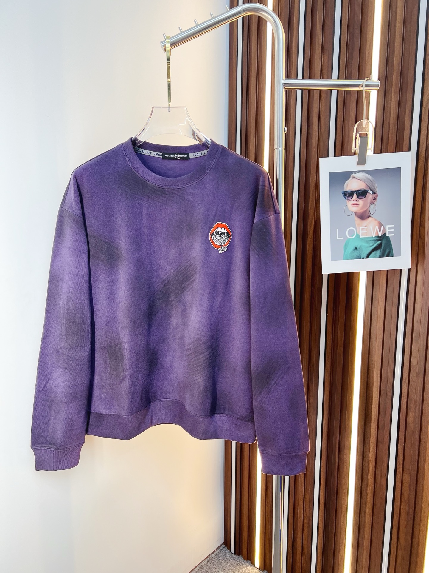 NO:655623,McQueen 2025 autumn and winter new design sweatshirt official website synchronized!  This T-shirt combines minimalist design and exquisite details. The oversize trim is reminiscent of Tyrolean dress details, calling for modern ideas, creating a different conceptual pattern, and injecting rich connotation into the traditional cotton T-shirt. The LOGO on the front graphic webbing is unique and shows the brand's nobility. It highlights the style of a big brand, sets off the minimalist design style, and reveals the elegance at a glance!  As a brand that pursues design and tailoring techniques, the materials used will never disappoint!  The body of this shirt is made of Solona cotton blended gram fabric, which is noble and exquisite. The cotton surface is full, soft and skin-friendly. In short, such a classic style is a must-have for autumn and winter!  M-3XL,,alexander mcqueen,versace,hoodie,sweatshirts,tees,t-shirt,alexander wang19860909麦昆 2025秋冬 新款设计感卫衣 官网同步！这款T恤极简主义设计和精美细节于一身.Oversize饰边引人联想蒂罗尔着装细节,召唤摩登新意,造就不同以往的概念化图案,为传统棉质T恤注入丰盈内涵.前幅图形织带车出的LOGO,别具一番特色,更显品牌尊贵 彰显大牌风范,衬托出了极简主义的设计风格,把优雅风展露的一览无余！ 作为一个追求设计感和裁剪工艺的品牌,用料永远不会让人失望！本款衫身采用索洛纳棉混纺 克面料,高贵精致,布面棉质饱满柔软亲肤 总之这么经典的款,秋冬必备！M-3XL,,alexander mcqueen,versace,hoodie,sweatshirts,tees，t-shirt,alexander wang,Men's clothing