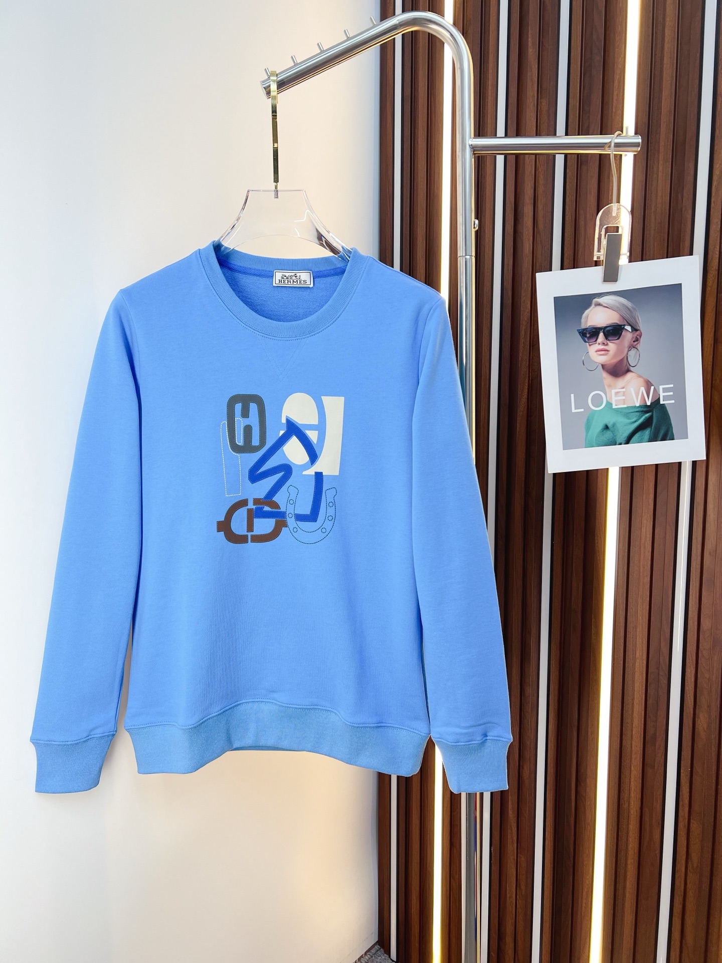 NO:655628,Hermes 2025 autumn and winter new design sweatshirt official website synchronized!  This T-shirt combines minimalist design and exquisite details. The oversize trim is reminiscent of Tyrolean dress details, calling for modern ideas, creating a different conceptual pattern, and injecting rich connotation into the traditional cotton T-shirt. The LOGO on the front graphic webbing is unique and shows the brand's nobility. It highlights the style of a big brand, sets off the minimalist design style, and reveals the elegance at a glance!  As a brand that pursues design and tailoring techniques, the materials used will never disappoint!  The body of this shirt is made of Solona cotton blended gram fabric, which is noble and exquisite. The cotton surface is full, soft and skin-friendly. In short, such a classic style is a must-have for autumn and winter!  M-3XL,,hermes,versace,hoodie,sweatshirts,tees,t-shirt,alexander wang19860909爱马仕 2025秋冬 新款设计感卫衣 官网同步！这款T恤极简主义设计和精美细节于一身.Oversize饰边引人联想蒂罗尔着装细节,召唤摩登新意,造就不同以往的概念化图案,为传统棉质T恤注入丰盈内涵.前幅图形织带车出的LOGO,别具一番特色,更显品牌尊贵 彰显大牌风范,衬托出了极简主义的设计风格,把优雅风展露的一览无余！ 作为一个追求设计感和裁剪工艺的品牌,用料永远不会让人失望！本款衫身采用索洛纳棉混纺 克面料,高贵精致,布面棉质饱满柔软亲肤 总之这么经典的款,秋冬必备！M-3XL,,hermes,versace,hoodie,sweatshirts,tees，t-shirt,alexander wang,Men's clothing