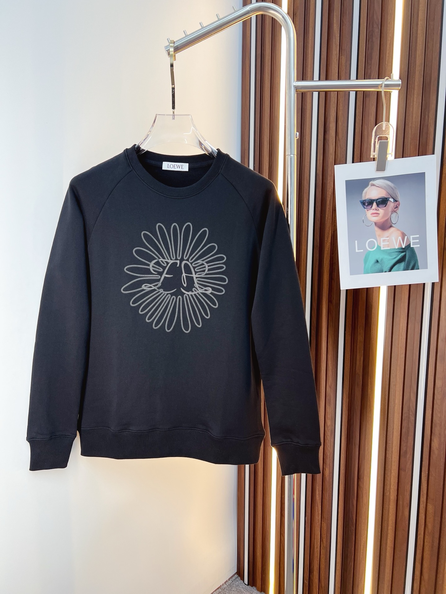 NO:655633,Luo Yiwei 2025 autumn and winter new design sweatshirt official website synchronized!  This T-shirt combines minimalist design and exquisite details. The oversize trim is reminiscent of Tyrolean dress details, calling for modern ideas, creating a different conceptual pattern, and injecting rich connotation into the traditional cotton T-shirt. The LOGO on the front graphic webbing is unique and shows the brand's nobility. It highlights the style of a big brand, sets off the minimalist design style, and reveals the elegance at a glance!  As a brand that pursues design and tailoring techniques, the materials used will never disappoint!  The body of this shirt is made of Solona cotton blended gram fabric, which is noble and exquisite. The cotton surface is full, soft and skin-friendly. In short, such a classic style is a must-have for autumn and winter!  M-3XL,,loewe,versace,hoodie,sweatshirts,tees,t-shirt,alexander wang19860909罗意威 2025秋冬 新款设计感卫衣 官网同步！这款T恤极简主义设计和精美细节于一身.Oversize饰边引人联想蒂罗尔着装细节,召唤摩登新意,造就不同以往的概念化图案,为传统棉质T恤注入丰盈内涵.前幅图形织带车出的LOGO,别具一番特色,更显品牌尊贵 彰显大牌风范,衬托出了极简主义的设计风格,把优雅风展露的一览无余！ 作为一个追求设计感和裁剪工艺的品牌,用料永远不会让人失望！本款衫身采用索洛纳棉混纺 克面料,高贵精致,布面棉质饱满柔软亲肤 总之这么经典的款,秋冬必备！M-3XL,,loewe,versace,hoodie,sweatshirts,tees，t-shirt,alexander wang,Men's clothing