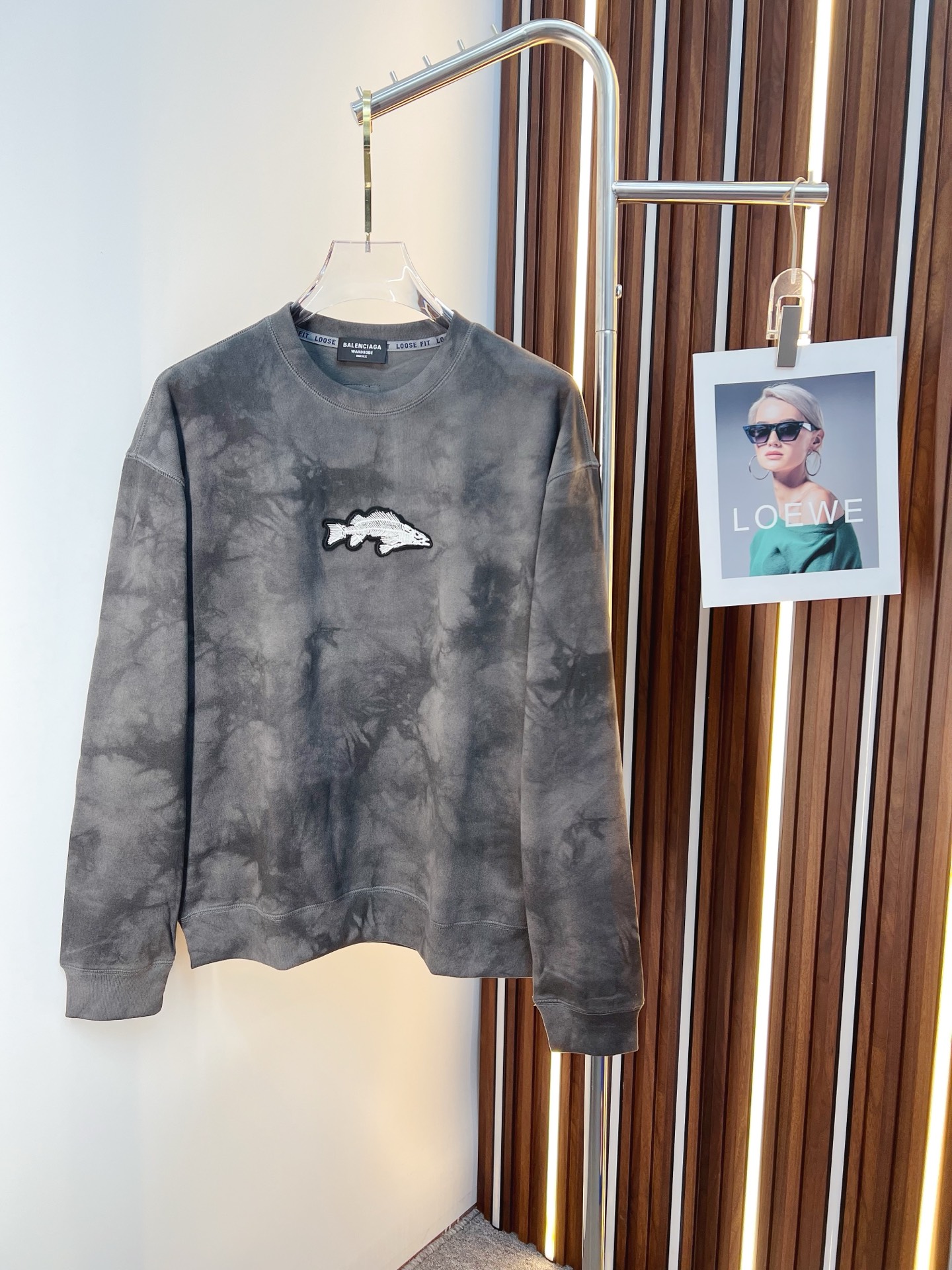 NO:655638,Balenciaga 2025 autumn and winter new design sweatshirt official website synchronized!  This T-shirt combines minimalist design and exquisite details. The oversize trim is reminiscent of Tyrolean dress details, calling for modern ideas, creating a different conceptual pattern, and injecting rich connotation into the traditional cotton T-shirt. The LOGO on the front graphic webbing is unique and shows the brand's nobility. It highlights the style of a big brand, sets off the minimalist design style, and reveals the elegance at a glance!  As a brand that pursues design and tailoring techniques, the materials used will never disappoint!  The body of this shirt is made of Solona cotton blended gram fabric, which is noble and exquisite. The cotton surface is full, soft and skin-friendly. In short, such a classic style is a must-have for autumn and winter!  M-3XL,,balenciaga,versace,hoodie,sweatshirts,tees,t-shirt,alexander wang19860909巴黎世家 2025秋冬 新款设计感卫衣 官网同步！这款T恤极简主义设计和精美细节于一身.Oversize饰边引人联想蒂罗尔着装细节,召唤摩登新意,造就不同以往的概念化图案,为传统棉质T恤注入丰盈内涵.前幅图形织带车出的LOGO,别具一番特色,更显品牌尊贵 彰显大牌风范,衬托出了极简主义的设计风格,把优雅风展露的一览无余！ 作为一个追求设计感和裁剪工艺的品牌,用料永远不会让人失望！本款衫身采用索洛纳棉混纺 克面料,高贵精致,布面棉质饱满柔软亲肤 总之这么经典的款,秋冬必备！M-3XL,,balenciaga,versace,hoodie,sweatshirts,tees，t-shirt,alexander wang,Men's clothing