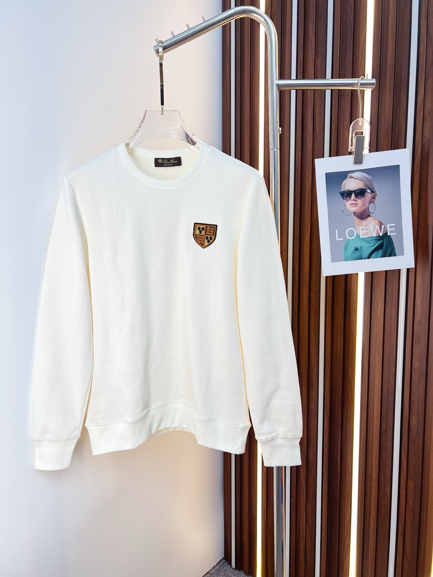 NO:655643,LP autumn and winter new design sweatshirt official website synchronized!  This T-shirt combines minimalist design and exquisite details. The oversize trim is reminiscent of Tyrolean dress details, calling for modern ideas, creating a different conceptual pattern, and injecting rich connotation into the traditional cotton T-shirt. The LOGO on the front graphic webbing is unique and shows the brand's nobility. It highlights the style of a big brand, sets off the minimalist design style, and reveals the elegance at a glance!  As a brand that pursues design and tailoring techniques, the materials used will never disappoint!  The body of this shirt is made of Solona cotton blended gram fabric, which is noble and exquisite. The cotton surface is full, soft and skin-friendly. In short, such a classic style is a must-have for autumn and winter!  M-3XL,,loro piana,versace,hoodie,sweatshirts,tees,t-shirt,alexander wang19860909LP 秋冬 新款设计感卫衣 官网同步！这款T恤极简主义设计和精美细节于一身.Oversize饰边引人联想蒂罗尔着装细节,召唤摩登新意,造就不同以往的概念化图案,为传统棉质T恤注入丰盈内涵.前幅图形织带车出的LOGO,别具一番特色,更显品牌尊贵 彰显大牌风范,衬托出了极简主义的设计风格,把优雅风展露的一览无余！ 作为一个追求设计感和裁剪工艺的品牌,用料永远不会让人失望！本款衫身采用索洛纳棉混纺 克面料,高贵精致,布面棉质饱满柔软亲肤 总之这么经典的款,秋冬必备！M-3XL,,loro piana,versace,hoodie,sweatshirts,tees，t-shirt,alexander wang,Men's clothing