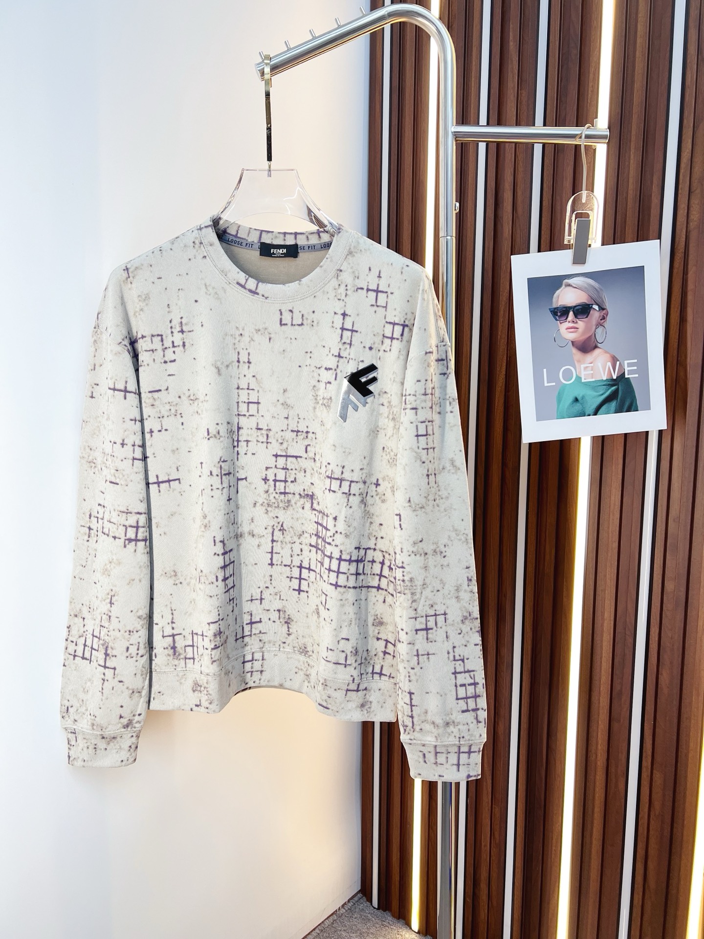 NO:655648,FENDI Fendi 2025 autumn and winter new design sweatshirt official website synchronized!  This T-shirt combines minimalist design and exquisite details. The oversize trim is reminiscent of Tyrolean dress details, calling for modern ideas, creating a different conceptual pattern, and injecting rich connotation into the traditional cotton T-shirt. The LOGO on the front graphic webbing is unique and shows the brand's nobility. It highlights the style of a big brand, sets off the minimalist design style, and reveals the elegance at a glance!  As a brand that pursues design and tailoring techniques, the materials used will never disappoint!  The body of this shirt is made of Solona cotton blended gram fabric, which is noble and exquisite. The cotton surface is full, soft and skin-friendly. In short, such a classic style is a must-have for autumn and winter!  M-3XL,,fendi,fendi,versace,hoodie,sweatshirts,tees,t-shirt,alexander wang19860909FENDI 芬迪 2025秋冬 新款设计感卫衣 官网同步！这款T恤极简主义设计和精美细节于一身.Oversize饰边引人联想蒂罗尔着装细节,召唤摩登新意,造就不同以往的概念化图案,为传统棉质T恤注入丰盈内涵.前幅图形织带车出的LOGO,别具一番特色,更显品牌尊贵 彰显大牌风范,衬托出了极简主义的设计风格,把优雅风展露的一览无余！ 作为一个追求设计感和裁剪工艺的品牌,用料永远不会让人失望！本款衫身采用索洛纳棉混纺 克面料,高贵精致,布面棉质饱满柔软亲肤 总之这么经典的款,秋冬必备！M-3XL,,fendi,fendi,versace,hoodie,sweatshirts,tees，t-shirt,alexander wang,Men's clothing