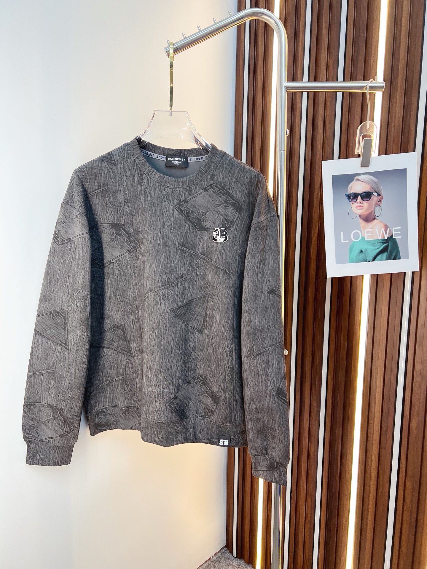 NO:655652,Balenciaga 2025 autumn and winter new design sweatshirt official website synchronized!  This T-shirt combines minimalist design and exquisite details. The oversize trim is reminiscent of Tyrolean dress details, calling for modern ideas, creating a different conceptual pattern, and injecting rich connotation into the traditional cotton T-shirt. The LOGO on the front graphic webbing is unique and shows the brand's nobility. It highlights the style of a big brand, sets off the minimalist design style, and reveals the elegance at a glance!  As a brand that pursues design and tailoring techniques, the materials used will never disappoint!  The body of this shirt is made of Solona cotton blended gram fabric, which is noble and exquisite. The cotton surface is full, soft and skin-friendly. In short, such a classic style is a must-have for autumn and winter!  M-3XL,,balenciaga,versace,hoodie,sweatshirts,tees,t-shirt,alexander wang19860909巴黎世家 2025秋冬 新款设计感卫衣 官网同步！这款T恤极简主义设计和精美细节于一身.Oversize饰边引人联想蒂罗尔着装细节,召唤摩登新意,造就不同以往的概念化图案,为传统棉质T恤注入丰盈内涵.前幅图形织带车出的LOGO,别具一番特色,更显品牌尊贵 彰显大牌风范,衬托出了极简主义的设计风格,把优雅风展露的一览无余！ 作为一个追求设计感和裁剪工艺的品牌,用料永远不会让人失望！本款衫身采用索洛纳棉混纺 克面料,高贵精致,布面棉质饱满柔软亲肤 总之这么经典的款,秋冬必备！M-3XL,,balenciaga,versace,hoodie,sweatshirts,tees，t-shirt,alexander wang,Men's clothing