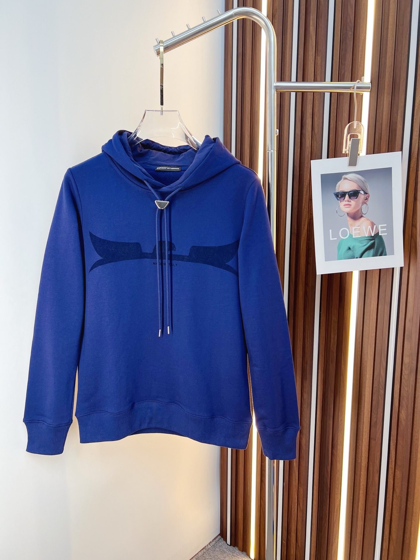 NO:655663,Armani Armani 2025 autumn and winter new design sweatshirt official website synchronized!  This T-shirt combines minimalist design and exquisite details. The oversize trim is reminiscent of Tyrolean dress details, calling for modern ideas, creating a different conceptual pattern, and injecting rich connotation into the traditional cotton T-shirt. The LOGO on the front graphic webbing is unique and shows the brand's nobility. It highlights the style of a big brand, sets off the minimalist design style, and reveals the elegance at a glance!  As a brand that pursues design and tailoring techniques, the materials used will never disappoint!  The body of this shirt is made of Solona cotton blended 400g fabric, which is noble and exquisite. The cotton surface is full, soft and skin-friendly. In short, such a classic style is a must-have for autumn and winter!  M-3XL,,armani,versace,armani,hoodie,sweatshirts,tees,t-shirt,alexander wang19860909Armani 阿玛尼 2025秋冬 新款设计感卫衣 官网同步！这款T恤极简主义设计和精美细节于一身.Oversize饰边引人联想蒂罗尔着装细节,召唤摩登新意,造就不同以往的概念化图案,为传统棉质T恤注入丰盈内涵.前幅图形织带车出的LOGO,别具一番特色,更显品牌尊贵 彰显大牌风范,衬托出了极简主义的设计风格,把优雅风展露的一览无余！ 作为一个追求设计感和裁剪工艺的品牌,用料永远不会让人失望！本款衫身采用索洛纳棉混纺400 克面料,高贵精致,布面棉质饱满柔软亲肤 总之这么经典的款,秋冬必备！M-3XL,,armani,versace,armani,hoodie,sweatshirts,tees，t-shirt,alexander wang,Men's clothing