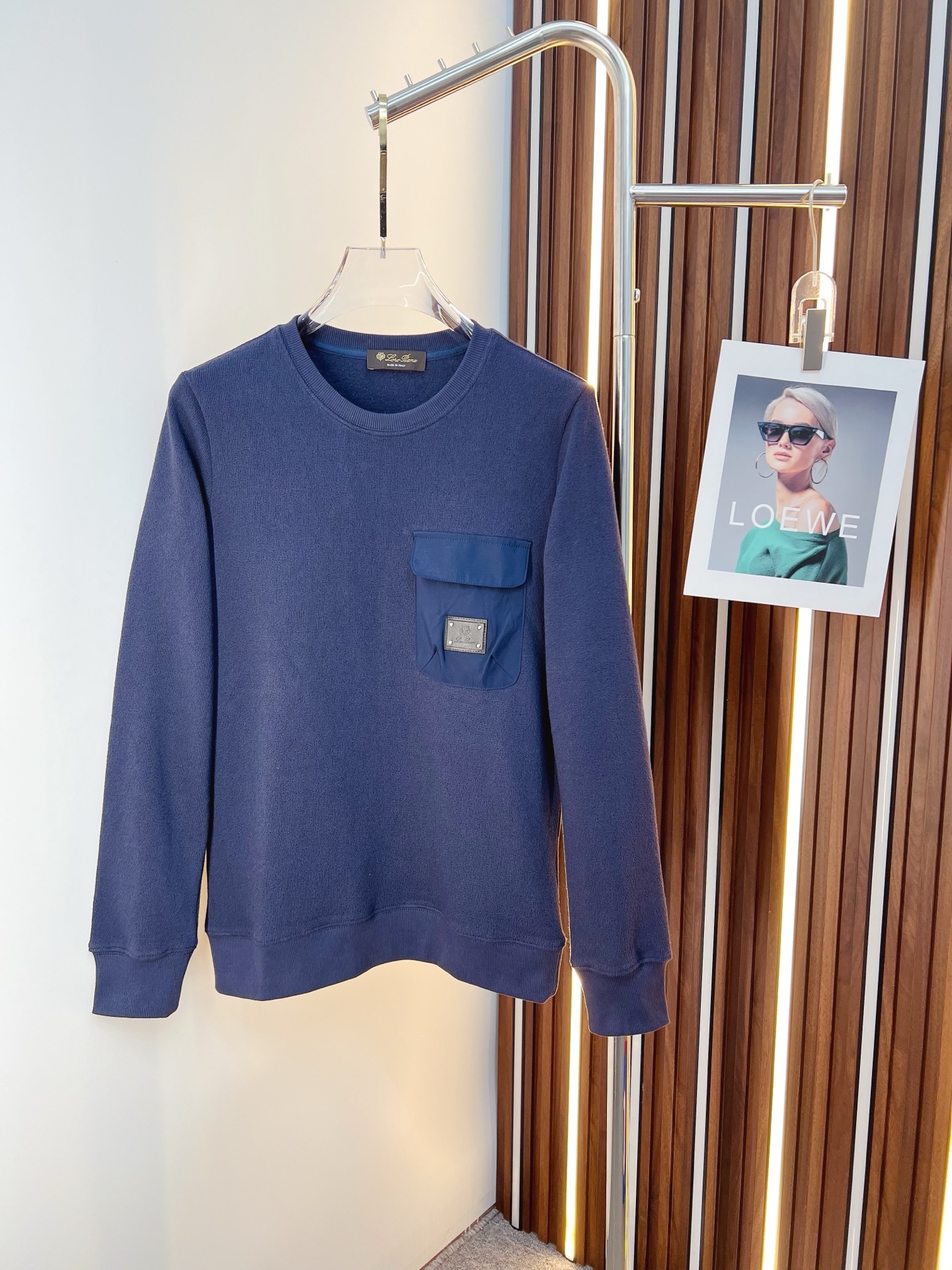 NO:655656,LP autumn and winter new design sweatshirt official website synchronized!  This T-shirt combines minimalist design and exquisite details. The oversize trim is reminiscent of Tyrolean dress details, calling for modern ideas, creating a different conceptual pattern, and injecting rich connotation into the traditional cotton T-shirt. The LOGO on the front graphic webbing is unique and shows the brand's nobility. It highlights the style of a big brand, sets off the minimalist design style, and reveals the elegance at a glance!  As a brand that pursues design and tailoring techniques, the materials used will never disappoint!  The body of this shirt is made of Solona cotton blended gram fabric, which is noble and exquisite. The cotton surface is full, soft and skin-friendly. In short, such a classic style is a must-have for autumn and winter!  M-3XL,,loro piana,versace,hoodie,sweatshirts,tees,t-shirt,alexander wang19860909LP 秋冬 新款设计感卫衣 官网同步！这款T恤极简主义设计和精美细节于一身.Oversize饰边引人联想蒂罗尔着装细节,召唤摩登新意,造就不同以往的概念化图案,为传统棉质T恤注入丰盈内涵.前幅图形织带车出的LOGO,别具一番特色,更显品牌尊贵 彰显大牌风范,衬托出了极简主义的设计风格,把优雅风展露的一览无余！ 作为一个追求设计感和裁剪工艺的品牌,用料永远不会让人失望！本款衫身采用索洛纳棉混纺 克面料,高贵精致,布面棉质饱满柔软亲肤 总之这么经典的款,秋冬必备！M-3XL,,loro piana,versace,hoodie,sweatshirts,tees，t-shirt,alexander wang,Men's clothing