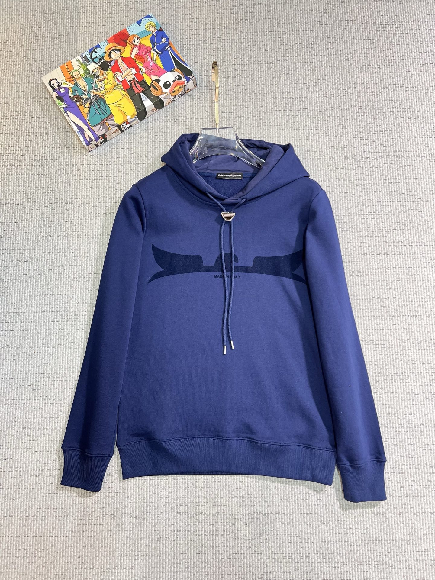 NO:652975,Armani Armani 2025 autumn and winter new design sweatshirt official website synchronization!  This T-shirt combines minimalist design and exquisite details. The oversize trim is reminiscent of Tyrolean dress details, calling for modern ideas, creating a different conceptual pattern, and injecting rich connotation into the traditional cotton T-shirt. The LOGO on the front graphic webbing is unique and shows the brand's nobility. It highlights the style of a big brand, sets off the minimalist design style, and reveals the elegance at a glance!  As a brand that pursues design and tailoring techniques, the materials used will never disappoint!  The body of this shirt is made of Solona cotton blended 400g fabric, which is noble and exquisite. The cotton surface is full, soft and skin-friendly. In short, such a classic style is a must-have for autumn and winter!  M-3XL,,armani,versace,armani,hoodie,sweatshirts,tees,t-shirt,alexander wang19860909Armani 阿玛尼 2025秋冬 新款设计感卫衣 官网同步！这款T恤极简主义设计和精美细节于一身.Oversize饰边引人联想蒂罗尔着装细节,召唤摩登新意,造就不同以往的概念化图案,为传统棉质T恤注入丰盈内涵.前幅图形织带车出的LOGO,别具一番特色,更显品牌尊贵 彰显大牌风范,衬托出了极简主义的设计风格,把优雅风展露的一览无余！ 作为一个追求设计感和裁剪工艺的品牌,用料永远不会让人失望！本款衫身采用索洛纳棉混纺400 克面料,高贵精致,布面棉质饱满柔软亲肤 总之这么经典的款,秋冬必备！M-3XL,,armani,versace,armani,hoodie,sweatshirts,tees，t-shirt,alexander wang,Men's clothing