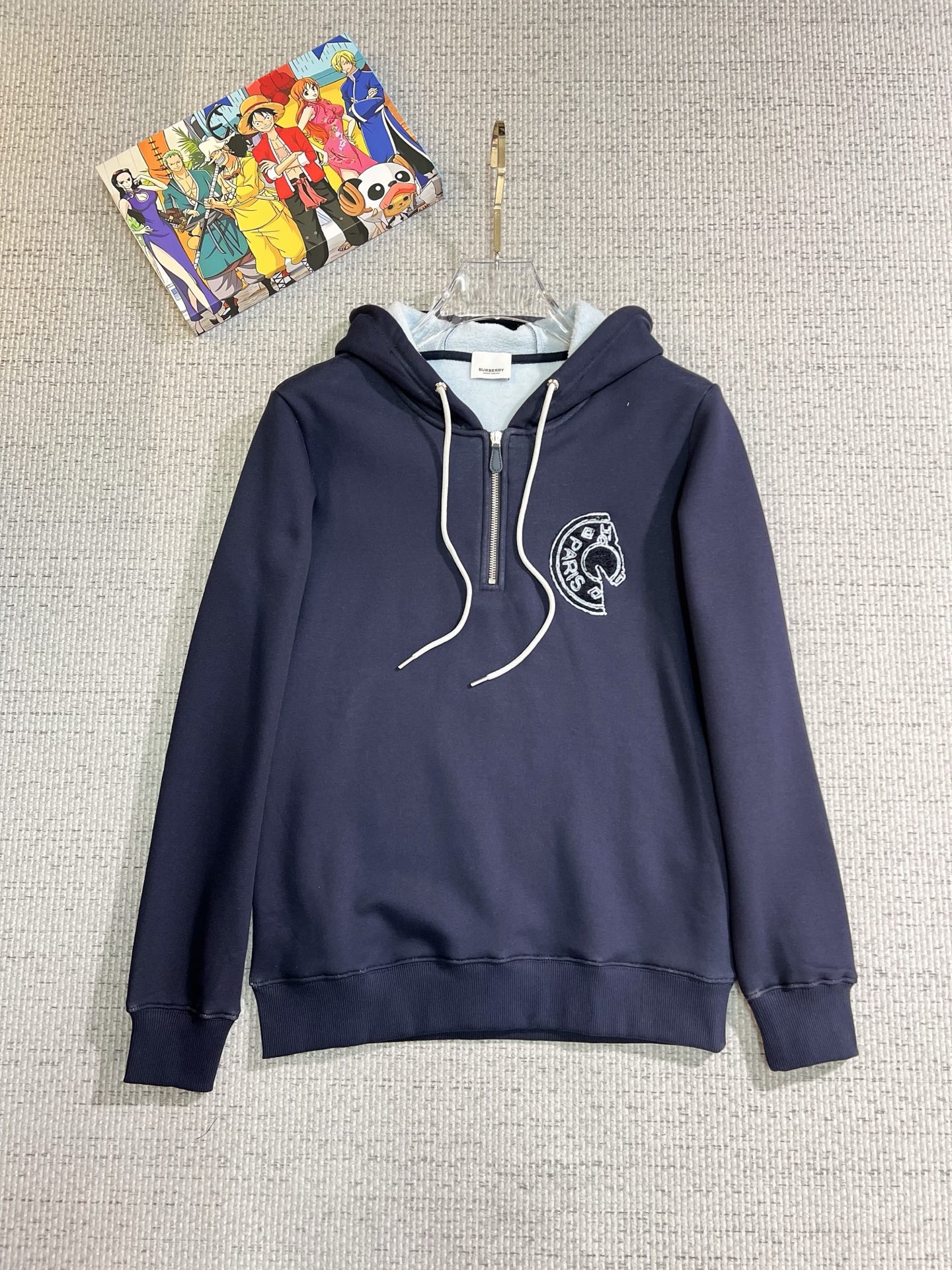 NO:652981,Burberry 2025 autumn and winter new design sweatshirt official website synchronized!  This T-shirt combines minimalist design and exquisite details. The oversize trim is reminiscent of Tyrolean dress details, calling for modern ideas, creating a different conceptual pattern, and injecting rich connotation into the traditional cotton T-shirt. The LOGO on the front graphic webbing is unique and shows the brand's nobility. It highlights the style of a big brand, sets off the minimalist design style, and reveals the elegance at a glance!  As a brand that pursues design and tailoring techniques, the materials used will never disappoint!  The body of this shirt is made of Solona cotton blended 400g fabric, which is noble and exquisite. The cotton surface is full, soft and skin-friendly. In short, such a classic style is a must-have for autumn and winter!  M-3XL,,burberry,burberry,versace,hoodie,sweatshirts,tees,t-shirt,alexander wang19860909Burberry 巴宝莉 2025秋冬 新款设计感卫衣 官网同步！这款T恤极简主义设计和精美细节于一身.Oversize饰边引人联想蒂罗尔着装细节,召唤摩登新意,造就不同以往的概念化图案,为传统棉质T恤注入丰盈内涵.前幅图形织带车出的LOGO,别具一番特色,更显品牌尊贵 彰显大牌风范,衬托出了极简主义的设计风格,把优雅风展露的一览无余！ 作为一个追求设计感和裁剪工艺的品牌,用料永远不会让人失望！本款衫身采用索洛纳棉混纺400 克面料,高贵精致,布面棉质饱满柔软亲肤 总之这么经典的款,秋冬必备！M-3XL,,burberry,burberry,versace,hoodie,sweatshirts,tees，t-shirt,alexander wang,Men's clothing