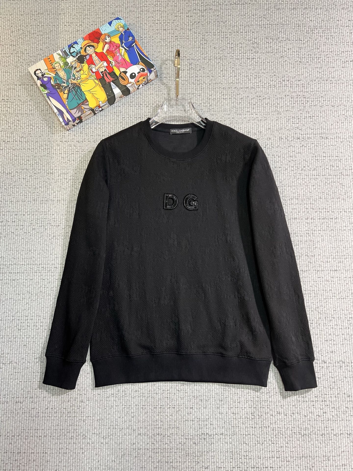 NO:652986,DG 2025 autumn and winter new design sweatshirt official website synchronized!  This T-shirt combines minimalist design and exquisite details. The oversize trim is reminiscent of Tyrolean dress details, calling for modern ideas, creating a different conceptual pattern, and injecting rich connotation into the traditional cotton T-shirt. The LOGO on the front graphic webbing is unique and shows the brand's nobility. It highlights the style of a big brand, sets off the minimalist design style, and reveals the elegance at a glance!  As a brand that pursues design and tailoring techniques, the materials used will never disappoint!  The body of this shirt is made of Solona cotton blended 400g fabric, which is noble and exquisite. The cotton surface is full, soft and skin-friendly. In short, such a classic style is a must-have for autumn and winter!  M-3XL,,versace,hoodie,sweatshirts,tees,t-shirt,alexander wang19860909DG 2025秋冬 新款设计感卫衣 官网同步！这款T恤极简主义设计和精美细节于一身.Oversize饰边引人联想蒂罗尔着装细节,召唤摩登新意,造就不同以往的概念化图案,为传统棉质T恤注入丰盈内涵.前幅图形织带车出的LOGO,别具一番特色,更显品牌尊贵 彰显大牌风范,衬托出了极简主义的设计风格,把优雅风展露的一览无余！ 作为一个追求设计感和裁剪工艺的品牌,用料永远不会让人失望！本款衫身采用索洛纳棉混纺400 克面料,高贵精致,布面棉质饱满柔软亲肤 总之这么经典的款,秋冬必备！M-3XL,,versace,hoodie,sweatshirts,tees，t-shirt,alexander wang,Men's clothing