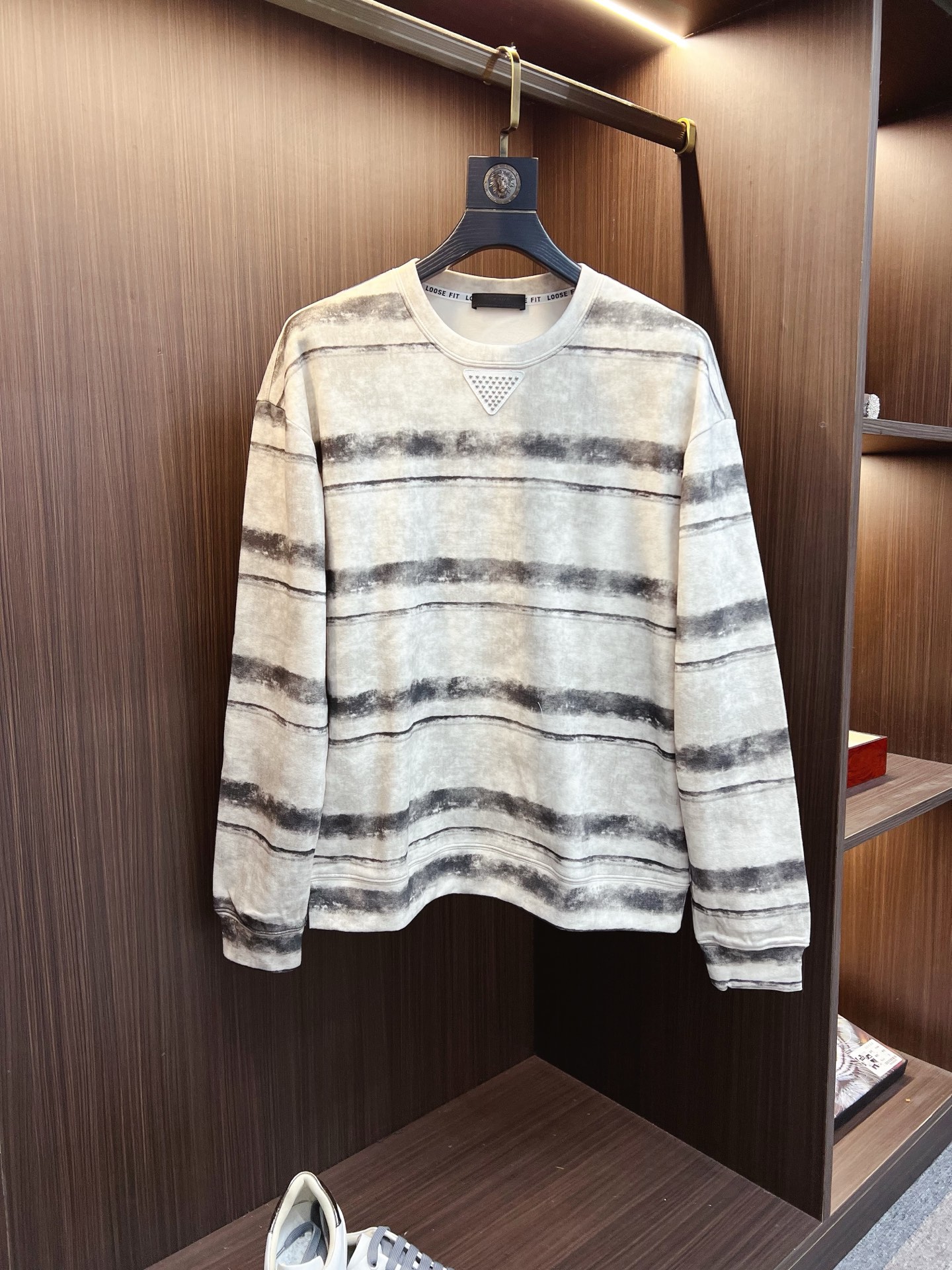 NO:612901,PRADA 2025 autumn and winter new design sweatshirt official website synchronized!  This T-shirt combines minimalist design and exquisite details. The oversize trim is reminiscent of Tyrolean dress details, calling for modern ideas, creating a different conceptual pattern, and injecting rich connotation into the traditional cotton T-shirt. The LOGO on the front graphic webbing is unique and shows the brand's nobility. It highlights the style of a big brand, sets off the minimalist design style, and reveals the elegance at a glance!  As a brand that pursues design and tailoring techniques, the materials used will never disappoint!  The body of this shirt is made of Solona cotton blended gram fabric, which is noble and exquisite. The cotton surface is full, soft and skin-friendly. In short, such a classic style is a must-have for autumn and winter!  M-3XL,,prada,prada,versace,hoodie,sweatshirts,tees,t-shirt,alexander wang19860909PRADA 普拉达 2025秋冬 新款设计感卫衣 官网同步！这款T恤极简主义设计和精美细节于一身.Oversize饰边引人联想蒂罗尔着装细节,召唤摩登新意,造就不同以往的概念化图案,为传统棉质T恤注入丰盈内涵.前幅图形织带车出的LOGO,别具一番特色,更显品牌尊贵 彰显大牌风范,衬托出了极简主义的设计风格,把优雅风展露的一览无余！ 作为一个追求设计感和裁剪工艺的品牌,用料永远不会让人失望！本款衫身采用索洛纳棉混纺 克面料,高贵精致,布面棉质饱满柔软亲肤 总之这么经典的款,秋冬必备！M-3XL,,prada,prada,versace,hoodie,sweatshirts,tees，t-shirt,alexander wang,Men's clothing