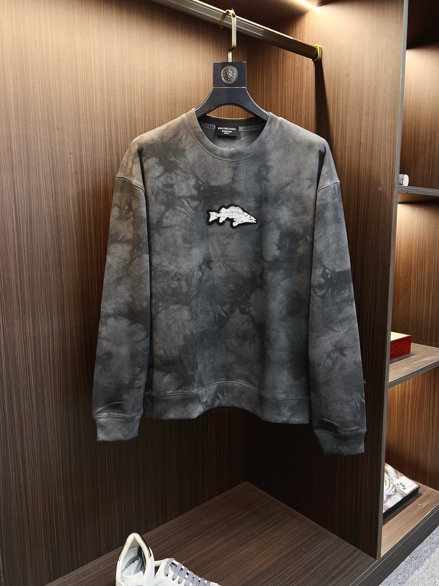 NO:612906,Balenciaga 2025 autumn and winter new design sweatshirt official website synchronized!  This T-shirt combines minimalist design and exquisite details. The oversize trim is reminiscent of Tyrolean dress details, calling for modern ideas, creating a different conceptual pattern, and injecting rich connotation into the traditional cotton T-shirt. The LOGO on the front graphic webbing is unique and shows the brand's nobility. It highlights the style of a big brand, sets off the minimalist design style, and reveals the elegance at a glance!  As a brand that pursues design and tailoring techniques, the materials used will never disappoint!  The body of this shirt is made of Solona cotton blended gram fabric, which is noble and exquisite. The cotton surface is full, soft and skin-friendly. In short, such a classic style is a must-have for autumn and winter!  M-3XL,,balenciaga,versace,hoodie,sweatshirts,tees,t-shirt,alexander wang19860909巴黎世家 2025秋冬 新款设计感卫衣 官网同步！这款T恤极简主义设计和精美细节于一身.Oversize饰边引人联想蒂罗尔着装细节,召唤摩登新意,造就不同以往的概念化图案,为传统棉质T恤注入丰盈内涵.前幅图形织带车出的LOGO,别具一番特色,更显品牌尊贵 彰显大牌风范,衬托出了极简主义的设计风格,把优雅风展露的一览无余！ 作为一个追求设计感和裁剪工艺的品牌,用料永远不会让人失望！本款衫身采用索洛纳棉混纺 克面料,高贵精致,布面棉质饱满柔软亲肤 总之这么经典的款,秋冬必备！M-3XL,,balenciaga,versace,hoodie,sweatshirts,tees，t-shirt,alexander wang,Men's clothing