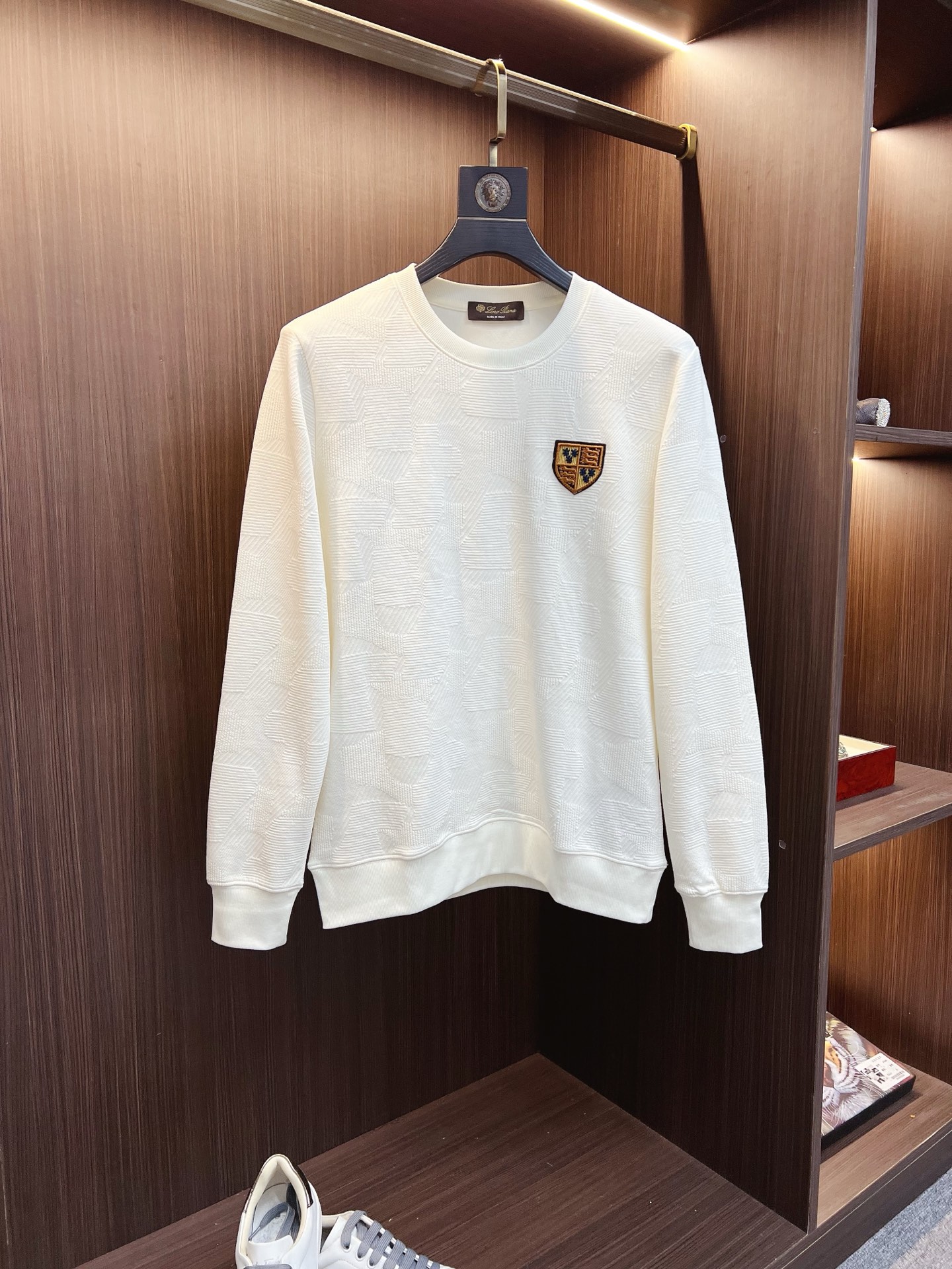 NO:612910,LP autumn and winter new design sweatshirt official website synchronized!  This T-shirt combines minimalist design and exquisite details. The oversize trim is reminiscent of Tyrolean dress details, calling for modern ideas, creating a different conceptual pattern, and injecting rich connotation into the traditional cotton T-shirt. The LOGO on the front graphic webbing is unique and shows the brand's nobility. It highlights the style of a big brand, sets off the minimalist design style, and reveals the elegance at a glance!  As a brand that pursues design and tailoring techniques, the materials used will never disappoint!  The body of this shirt is made of Solona cotton blended gram fabric, which is noble and exquisite. The cotton surface is full, soft and skin-friendly. In short, such a classic style is a must-have for autumn and winter!  M-3XL,,loro piana,versace,hoodie,sweatshirts,tees,t-shirt,alexander wang19860909LP 秋冬 新款设计感卫衣 官网同步！这款T恤极简主义设计和精美细节于一身.Oversize饰边引人联想蒂罗尔着装细节,召唤摩登新意,造就不同以往的概念化图案,为传统棉质T恤注入丰盈内涵.前幅图形织带车出的LOGO,别具一番特色,更显品牌尊贵 彰显大牌风范,衬托出了极简主义的设计风格,把优雅风展露的一览无余！ 作为一个追求设计感和裁剪工艺的品牌,用料永远不会让人失望！本款衫身采用索洛纳棉混纺 克面料,高贵精致,布面棉质饱满柔软亲肤 总之这么经典的款,秋冬必备！M-3XL,,loro piana,versace,hoodie,sweatshirts,tees，t-shirt,alexander wang,Men's clothing