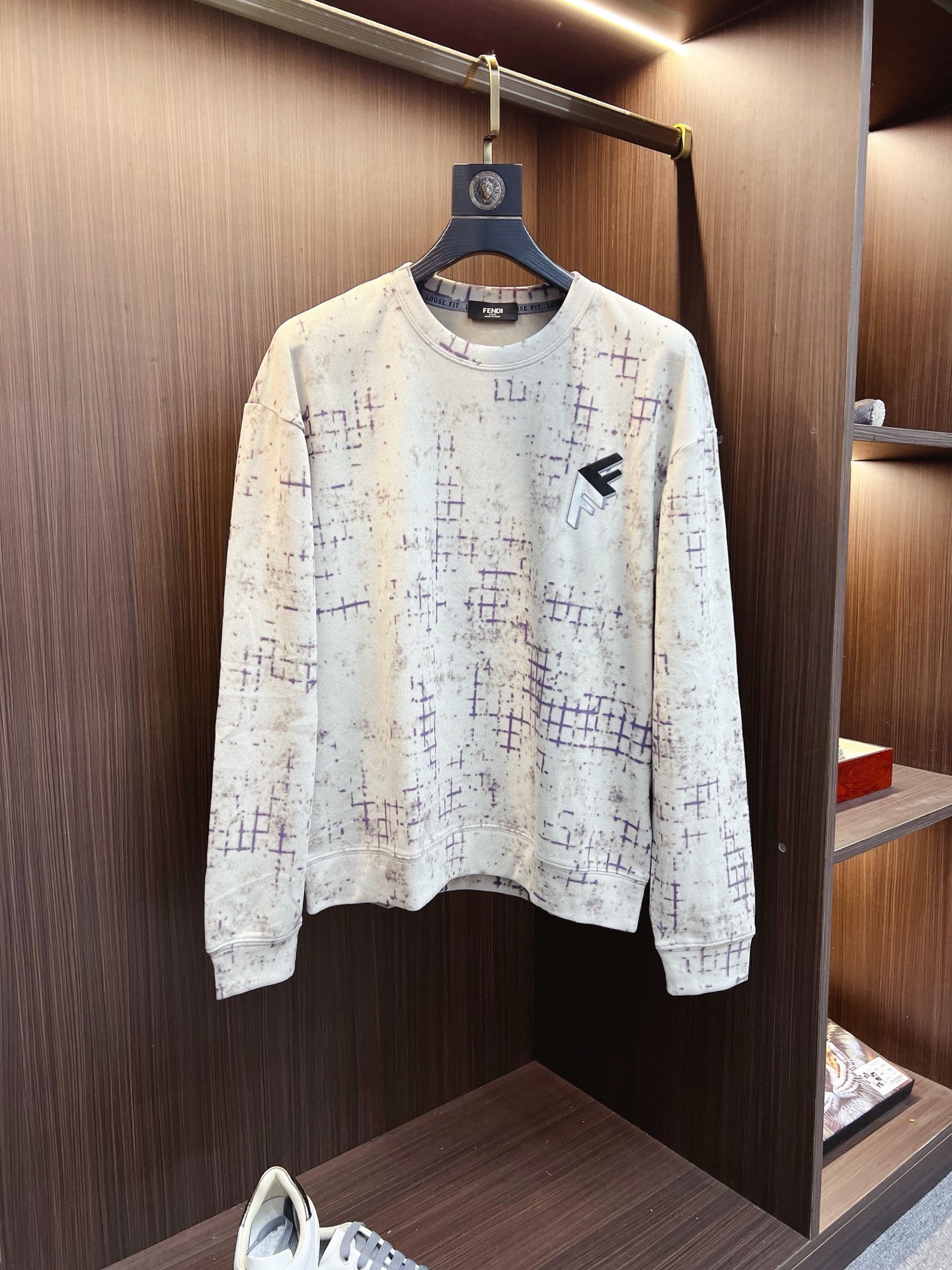 NO:612915,FENDI Fendi 2025 autumn and winter new design sweatshirt official website synchronized!  This T-shirt combines minimalist design and exquisite details. The oversize trim is reminiscent of Tyrolean dress details, calling for modern ideas, creating a different conceptual pattern, and injecting rich connotation into the traditional cotton T-shirt. The LOGO on the front graphic webbing is unique and shows the brand's nobility. It highlights the style of a big brand, sets off the minimalist design style, and reveals the elegance at a glance!  As a brand that pursues design and tailoring techniques, the materials used will never disappoint!  The body of this shirt is made of Solona cotton blended gram fabric, which is noble and exquisite. The cotton surface is full, soft and skin-friendly. In short, such a classic style is a must-have for autumn and winter!  M-3XL,,fendi,fendi,versace,hoodie,sweatshirts,tees,t-shirt,alexander wang19860909FENDI 芬迪 2025秋冬 新款设计感卫衣 官网同步！这款T恤极简主义设计和精美细节于一身.Oversize饰边引人联想蒂罗尔着装细节,召唤摩登新意,造就不同以往的概念化图案,为传统棉质T恤注入丰盈内涵.前幅图形织带车出的LOGO,别具一番特色,更显品牌尊贵 彰显大牌风范,衬托出了极简主义的设计风格,把优雅风展露的一览无余！ 作为一个追求设计感和裁剪工艺的品牌,用料永远不会让人失望！本款衫身采用索洛纳棉混纺 克面料,高贵精致,布面棉质饱满柔软亲肤 总之这么经典的款,秋冬必备！M-3XL,,fendi,fendi,versace,hoodie,sweatshirts,tees，t-shirt,alexander wang,Men's clothing