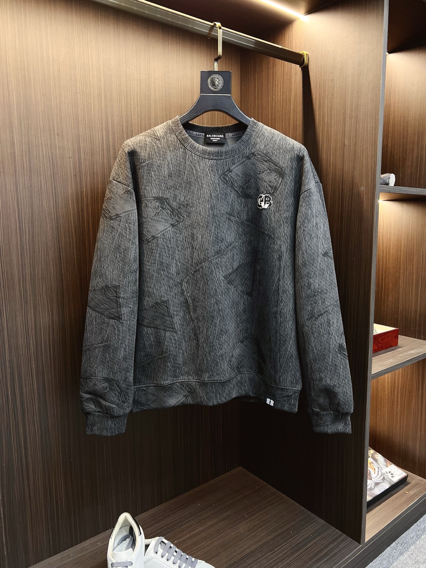 NO:612920,Balenciaga 2025 autumn and winter new design sweatshirt official website synchronized!  This T-shirt combines minimalist design and exquisite details. The oversize trim is reminiscent of Tyrolean dress details, calling for modern ideas, creating a different conceptual pattern, and injecting rich connotation into the traditional cotton T-shirt. The LOGO on the front graphic webbing is unique and shows the brand's nobility. It highlights the style of a big brand, sets off the minimalist design style, and reveals the elegance at a glance!  As a brand that pursues design and tailoring techniques, the materials used will never disappoint!  The body of this shirt is made of Solona cotton blended gram fabric, which is noble and exquisite. The cotton surface is full, soft and skin-friendly. In short, such a classic style is a must-have for autumn and winter!  M-3XL,,balenciaga,versace,hoodie,sweatshirts,tees,t-shirt,alexander wang19860909巴黎世家 2025秋冬 新款设计感卫衣 官网同步！这款T恤极简主义设计和精美细节于一身.Oversize饰边引人联想蒂罗尔着装细节,召唤摩登新意,造就不同以往的概念化图案,为传统棉质T恤注入丰盈内涵.前幅图形织带车出的LOGO,别具一番特色,更显品牌尊贵 彰显大牌风范,衬托出了极简主义的设计风格,把优雅风展露的一览无余！ 作为一个追求设计感和裁剪工艺的品牌,用料永远不会让人失望！本款衫身采用索洛纳棉混纺 克面料,高贵精致,布面棉质饱满柔软亲肤 总之这么经典的款,秋冬必备！M-3XL,,balenciaga,versace,hoodie,sweatshirts,tees，t-shirt,alexander wang,Men's clothing