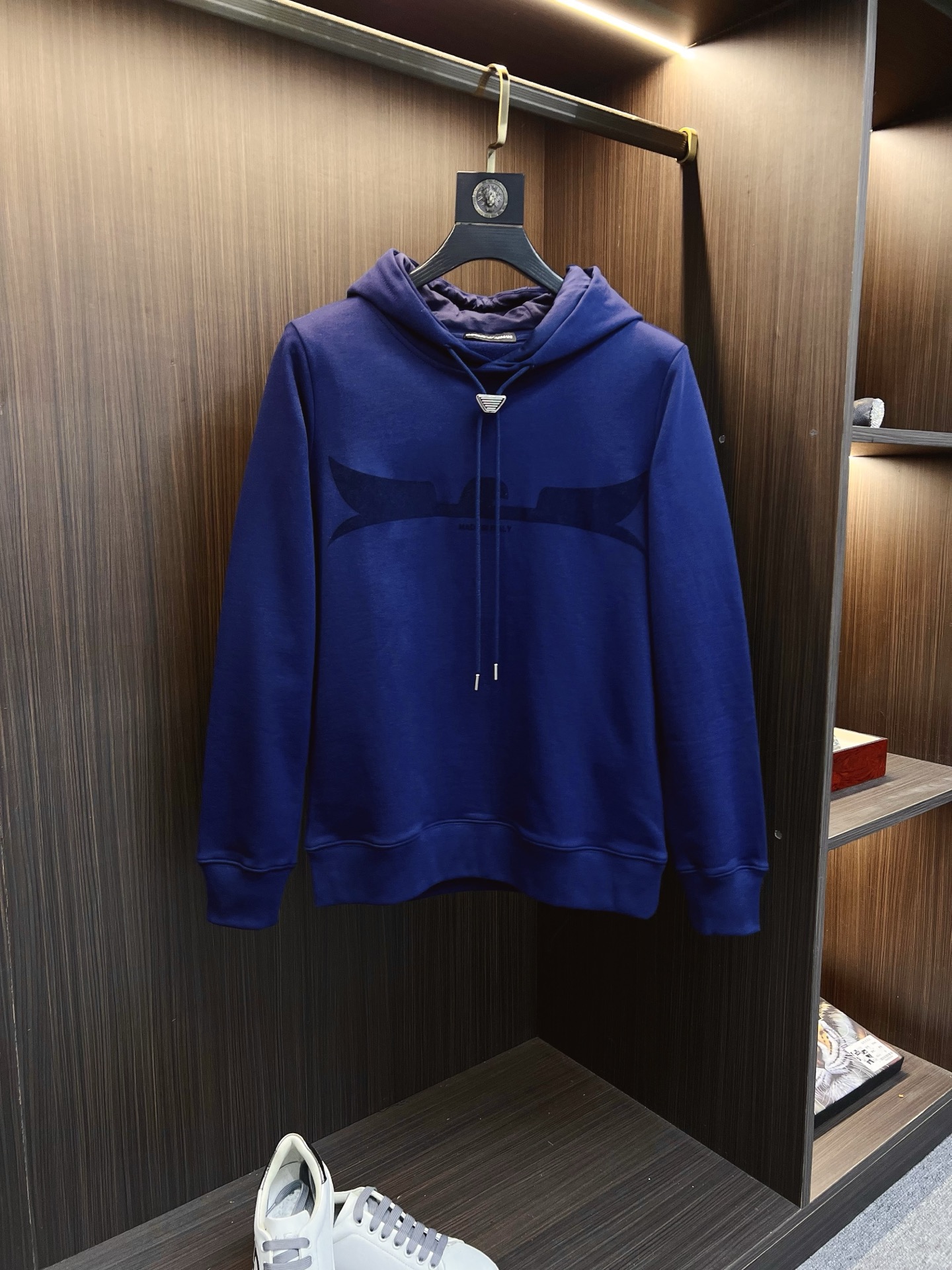 NO:612946,Armani Armani 2025 autumn and winter new design sweatshirt official website synchronization!  This T-shirt combines minimalist design and exquisite details. The oversize trim is reminiscent of Tyrolean dress details, calling for modern ideas, creating a different conceptual pattern, and injecting rich connotation into the traditional cotton T-shirt. The LOGO on the front graphic webbing is unique and shows the brand's nobility. It highlights the style of a big brand, sets off the minimalist design style, and reveals the elegance at a glance!  As a brand that pursues design and tailoring techniques, the materials used will never disappoint!  The body of this shirt is made of Solona cotton blended 400g fabric, which is noble and exquisite. The cotton surface is full, soft and skin-friendly. In short, such a classic style is a must-have for autumn and winter!  M-3XL,,armani,versace,armani,hoodie,sweatshirts,tees,t-shirt,alexander wang19860909Armani 阿玛尼 2025秋冬 新款设计感卫衣 官网同步！这款T恤极简主义设计和精美细节于一身.Oversize饰边引人联想蒂罗尔着装细节,召唤摩登新意,造就不同以往的概念化图案,为传统棉质T恤注入丰盈内涵.前幅图形织带车出的LOGO,别具一番特色,更显品牌尊贵 彰显大牌风范,衬托出了极简主义的设计风格,把优雅风展露的一览无余！ 作为一个追求设计感和裁剪工艺的品牌,用料永远不会让人失望！本款衫身采用索洛纳棉混纺400 克面料,高贵精致,布面棉质饱满柔软亲肤 总之这么经典的款,秋冬必备！M-3XL,,armani,versace,armani,hoodie,sweatshirts,tees，t-shirt,alexander wang,Men's clothing