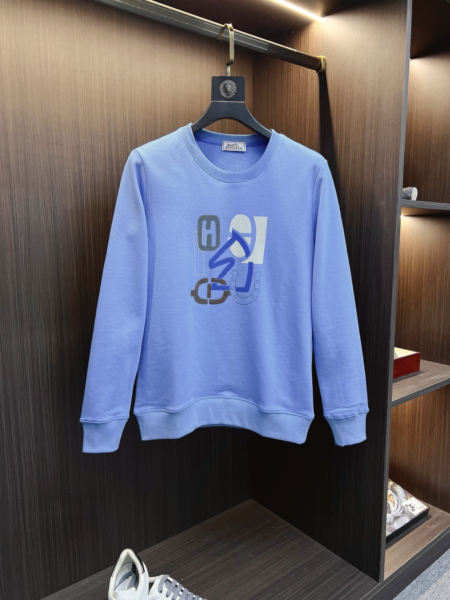 NO:612887,Hermes 2025 autumn and winter new design sweatshirt official website synchronized!  This T-shirt combines minimalist design and exquisite details. The oversize trim is reminiscent of Tyrolean dress details, calling for modern ideas, creating a different conceptual pattern, and injecting rich connotation into the traditional cotton T-shirt. The LOGO on the front graphic webbing is unique and shows the brand's nobility. It highlights the style of a big brand, sets off the minimalist design style, and reveals the elegance at a glance!  As a brand that pursues design and tailoring techniques, the materials used will never disappoint!  The body of this shirt is made of Solona cotton blended 400g fabric, which is noble and exquisite. The cotton surface is full, soft and skin-friendly. In short, such a classic style is a must-have for autumn and winter!  M-3XL,,hermes,versace,hoodie,sweatshirts,tees,t-shirt,alexander wang19860909爱马仕 2025秋冬 新款设计感卫衣 官网同步！这款T恤极简主义设计和精美细节于一身.Oversize饰边引人联想蒂罗尔着装细节,召唤摩登新意,造就不同以往的概念化图案,为传统棉质T恤注入丰盈内涵.前幅图形织带车出的LOGO,别具一番特色,更显品牌尊贵 彰显大牌风范,衬托出了极简主义的设计风格,把优雅风展露的一览无余！ 作为一个追求设计感和裁剪工艺的品牌,用料永远不会让人失望！本款衫身采用索洛纳棉混纺400 克面料,高贵精致,布面棉质饱满柔软亲肤 总之这么经典的款,秋冬必备！M-3XL,,hermes,versace,hoodie,sweatshirts,tees，t-shirt,alexander wang,Men's clothing