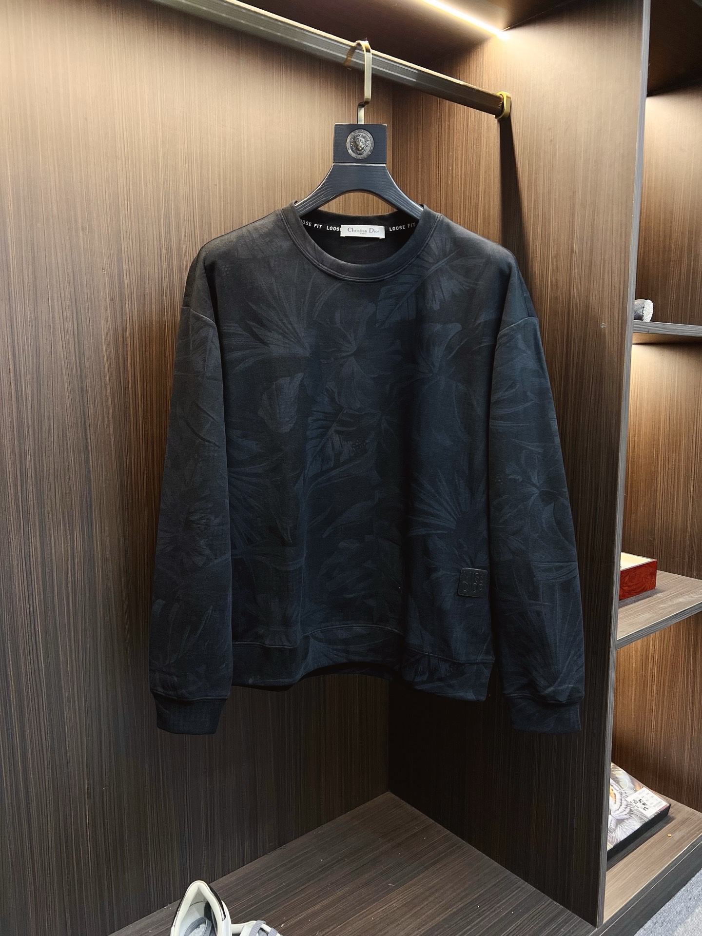 NO:612897,Dior Dior 2025 autumn and winter new design sweatshirt official website synchronized!  This T-shirt combines minimalist design and exquisite details. The oversize trim is reminiscent of Tyrolean dress details, calling for modern ideas, creating a different conceptual pattern, and injecting rich connotation into the traditional cotton T-shirt. The LOGO on the front graphic webbing is unique and shows the brand's nobility. It highlights the style of a big brand, sets off the minimalist design style, and reveals the elegance at a glance!  As a brand that pursues design and tailoring techniques, the materials used will never disappoint!  The body of this shirt is made of Solona cotton blended 400g fabric, which is noble and exquisite. The cotton surface is full, soft and skin-friendly. In short, such a classic style is a must-have for autumn and winter!  M-3XL,,dior,dior,versace,hoodie,sweatshirts,tees,t-shirt,alexander wang19860909Dior 迪奥 2025秋冬 新款设计感卫衣 官网同步！这款T恤极简主义设计和精美细节于一身.Oversize饰边引人联想蒂罗尔着装细节,召唤摩登新意,造就不同以往的概念化图案,为传统棉质T恤注入丰盈内涵.前幅图形织带车出的LOGO,别具一番特色,更显品牌尊贵 彰显大牌风范,衬托出了极简主义的设计风格,把优雅风展露的一览无余！ 作为一个追求设计感和裁剪工艺的品牌,用料永远不会让人失望！本款衫身采用索洛纳棉混纺400 克面料,高贵精致,布面棉质饱满柔软亲肤 总之这么经典的款,秋冬必备！M-3XL,,dior,dior,versace,hoodie,sweatshirts,tees，t-shirt,alexander wang,Men's clothing