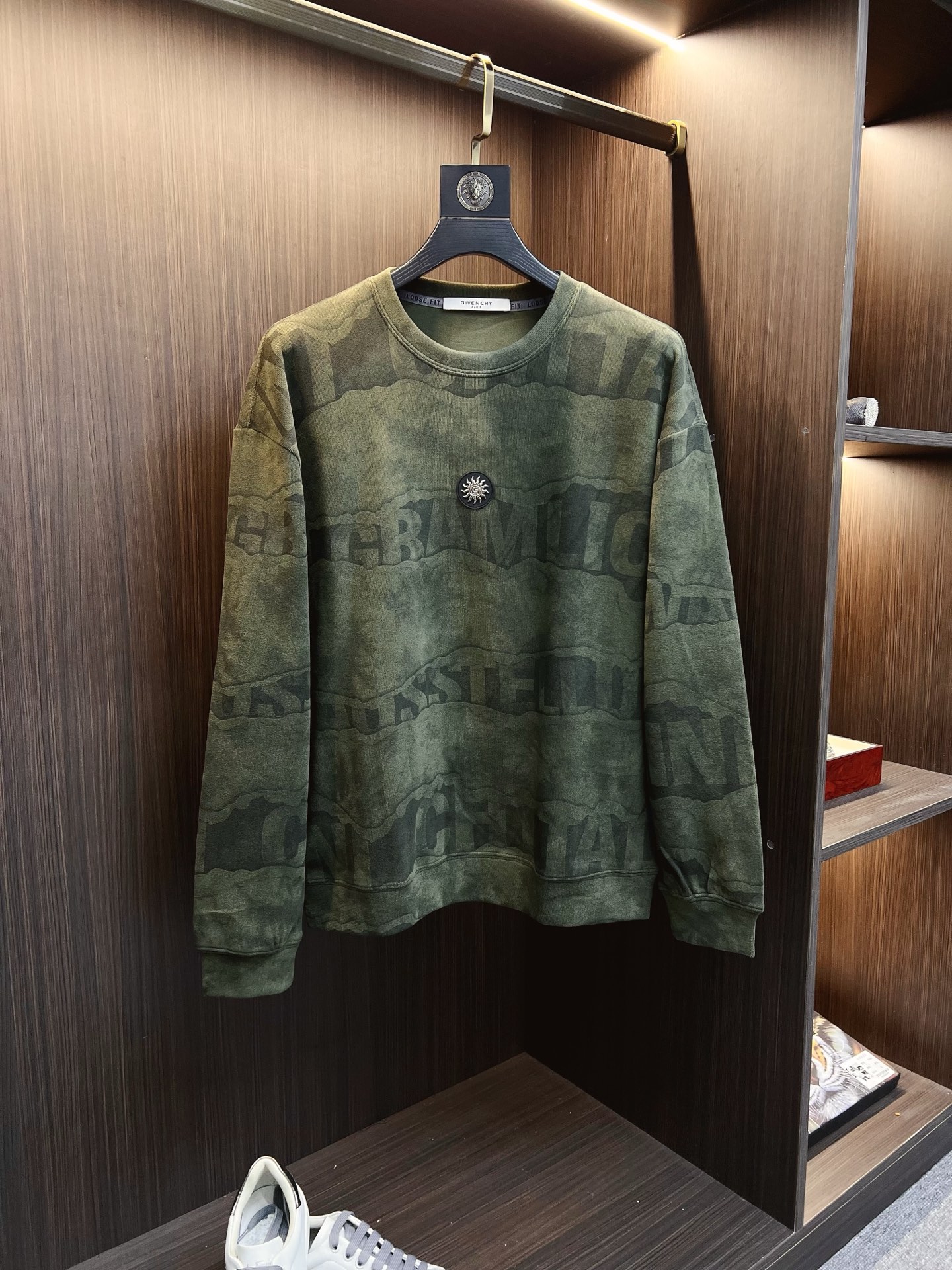 NO:612907,Givenchy 2025 autumn and winter new design sweatshirt official website synchronized!  This T-shirt combines minimalist design and exquisite details. The oversize trim is reminiscent of Tyrolean dress details, calling for modern ideas, creating a different conceptual pattern, and injecting rich connotation into the traditional cotton T-shirt. The LOGO on the front graphic webbing is unique and shows the brand's nobility. It highlights the style of a big brand, sets off the minimalist design style, and reveals the elegance at a glance!  As a brand that pursues design and tailoring techniques, the materials used will never disappoint!  The body of this shirt is made of Solona cotton blended 400g fabric, which is noble and exquisite. The cotton surface is full, soft and skin-friendly. In short, such a classic style is a must-have for autumn and winter!  M-3XL,,givenchy,versace,hoodie,sweatshirts,tees,t-shirt,alexander wang19860909纪梵希 2025秋冬 新款设计感卫衣 官网同步！这款T恤极简主义设计和精美细节于一身.Oversize饰边引人联想蒂罗尔着装细节,召唤摩登新意,造就不同以往的概念化图案,为传统棉质T恤注入丰盈内涵.前幅图形织带车出的LOGO,别具一番特色,更显品牌尊贵 彰显大牌风范,衬托出了极简主义的设计风格,把优雅风展露的一览无余！ 作为一个追求设计感和裁剪工艺的品牌,用料永远不会让人失望！本款衫身采用索洛纳棉混纺400 克面料,高贵精致,布面棉质饱满柔软亲肤 总之这么经典的款,秋冬必备！M-3XL,,givenchy,versace,hoodie,sweatshirts,tees，t-shirt,alexander wang,Men's clothing