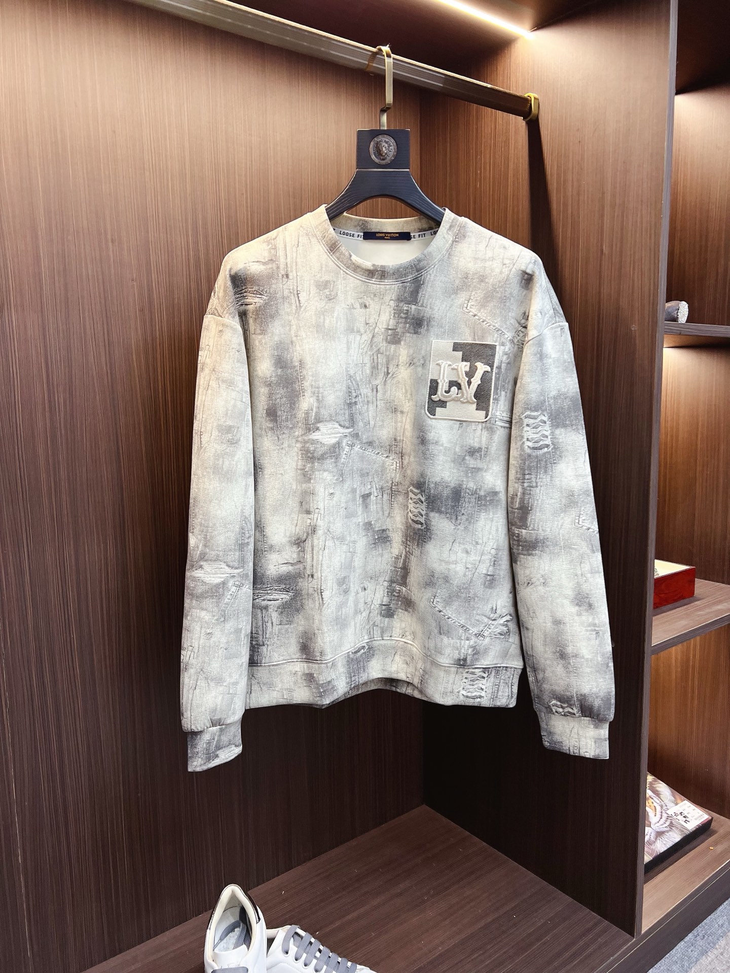 NO:612912,LV 2025 autumn and winter new design sweatshirt official website synchronization!  This T-shirt combines minimalist design and exquisite details. The oversize trim is reminiscent of Tyrolean dress details, calling for modern ideas, creating a different conceptual pattern, and injecting rich connotation into the traditional cotton T-shirt. The LOGO on the front graphic webbing is unique and shows the brand's nobility. It highlights the style of a big brand, sets off the minimalist design style, and reveals the elegance at a glance!  As a brand that pursues design and tailoring techniques, the materials used will never disappoint!  The body of this shirt is made of Solona cotton blended 400g fabric, which is noble and exquisite. The cotton surface is full, soft and skin-friendly. In short, such a classic style is a must-have for autumn and winter!  M-3XL,,louis vuitton,versace,hoodie,sweatshirts,tees,t-shirt,alexander wang19860909LV 2025秋冬 新款设计感卫衣 官网同步！这款T恤极简主义设计和精美细节于一身.Oversize饰边引人联想蒂罗尔着装细节,召唤摩登新意,造就不同以往的概念化图案,为传统棉质T恤注入丰盈内涵.前幅图形织带车出的LOGO,别具一番特色,更显品牌尊贵 彰显大牌风范,衬托出了极简主义的设计风格,把优雅风展露的一览无余！ 作为一个追求设计感和裁剪工艺的品牌,用料永远不会让人失望！本款衫身采用索洛纳棉混纺400 克面料,高贵精致,布面棉质饱满柔软亲肤 总之这么经典的款,秋冬必备！M-3XL,,louis vuitton,versace,hoodie,sweatshirts,tees，t-shirt,alexander wang,Men's clothing