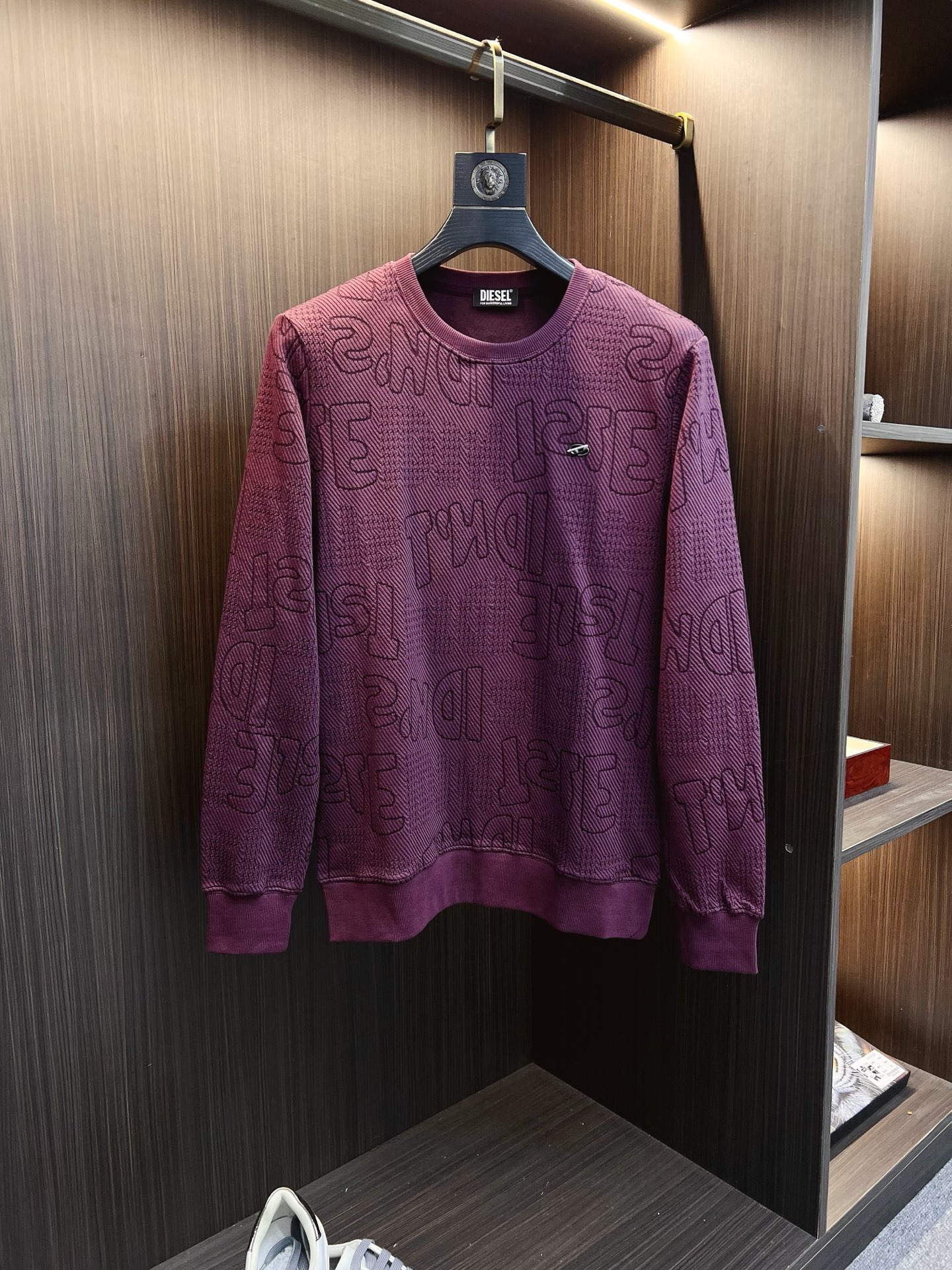 NO:612922,Diesel 2025 autumn and winter new design sweatshirt official website synchronized!  This T-shirt combines minimalist design and exquisite details. The oversize trim is reminiscent of Tyrolean dress details, calling for modern ideas, creating a different conceptual pattern, and injecting rich connotation into the traditional cotton T-shirt. The LOGO on the front graphic webbing is unique and shows the brand's nobility. It highlights the style of a big brand, sets off the minimalist design style, and reveals the elegance at a glance!  As a brand that pursues design and tailoring techniques, the materials used will never disappoint!  The body of this shirt is made of Solona cotton blended 400g fabric, which is noble and exquisite. The cotton surface is full, soft and skin-friendly. In short, such a classic style is a must-have for autumn and winter!  M-3XL,,versace,hoodie,sweatshirts,tees,t-shirt,alexander wang19860909迪赛 2025秋冬 新款设计感卫衣 官网同步！这款T恤极简主义设计和精美细节于一身.Oversize饰边引人联想蒂罗尔着装细节,召唤摩登新意,造就不同以往的概念化图案,为传统棉质T恤注入丰盈内涵.前幅图形织带车出的LOGO,别具一番特色,更显品牌尊贵 彰显大牌风范,衬托出了极简主义的设计风格,把优雅风展露的一览无余！ 作为一个追求设计感和裁剪工艺的品牌,用料永远不会让人失望！本款衫身采用索洛纳棉混纺400 克面料,高贵精致,布面棉质饱满柔软亲肤 总之这么经典的款,秋冬必备！M-3XL,,versace,hoodie,sweatshirts,tees，t-shirt,alexander wang,Men's clothing