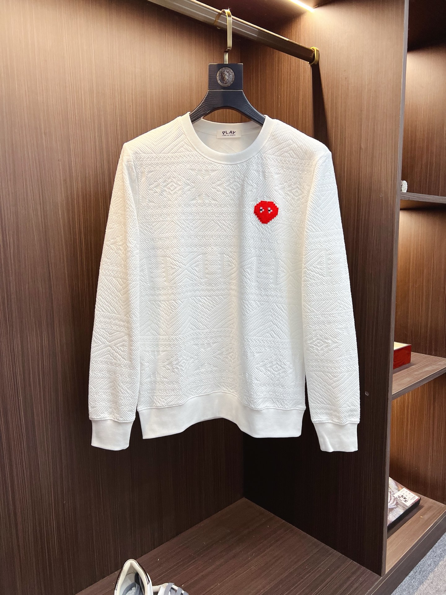 NO:612927,PLAY 2025 autumn and winter new design sweatshirt official website synchronized!  This T-shirt combines minimalist design and exquisite details. The oversize trim is reminiscent of Tyrolean dress details, calling for modern ideas, creating a different conceptual pattern, and injecting rich connotation into the traditional cotton T-shirt. The LOGO on the front graphic webbing is unique and shows the brand's nobility. It highlights the style of a big brand, sets off the minimalist design style, and reveals the elegance at a glance!  As a brand that pursues design and tailoring techniques, the materials used will never disappoint!  The body of this shirt is made of Solona cotton blended 400g fabric, which is noble and exquisite. The cotton surface is full, soft and skin-friendly. In short, such a classic style is a must-have for autumn and winter!  M-3XL,,versace,hoodie,sweatshirts,tees,t-shirt,alexander wang19860909PLAY 2025秋冬 新款设计感卫衣 官网同步！这款T恤极简主义设计和精美细节于一身.Oversize饰边引人联想蒂罗尔着装细节,召唤摩登新意,造就不同以往的概念化图案,为传统棉质T恤注入丰盈内涵.前幅图形织带车出的LOGO,别具一番特色,更显品牌尊贵 彰显大牌风范,衬托出了极简主义的设计风格,把优雅风展露的一览无余！ 作为一个追求设计感和裁剪工艺的品牌,用料永远不会让人失望！本款衫身采用索洛纳棉混纺400 克面料,高贵精致,布面棉质饱满柔软亲肤 总之这么经典的款,秋冬必备！M-3XL,,versace,hoodie,sweatshirts,tees，t-shirt,alexander wang,Men's clothing