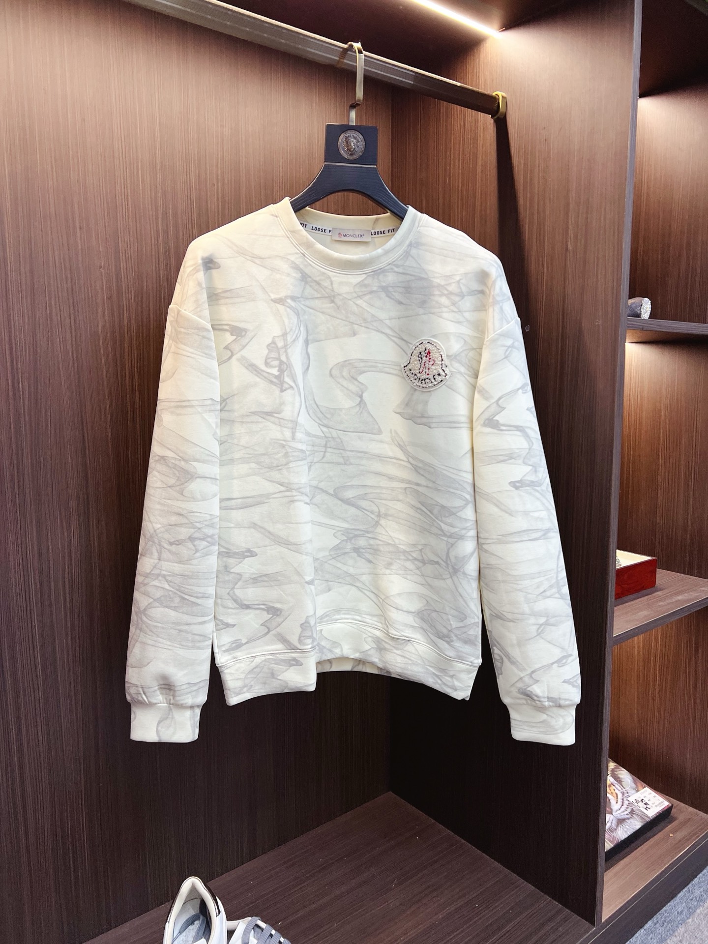 NO:612932,Mengkou 2025 autumn and winter new design sweatshirt official website synchronized!  This T-shirt combines minimalist design and exquisite details. The oversize trim is reminiscent of Tyrolean dress details, calling for modern ideas, creating a different conceptual pattern, and injecting rich connotation into the traditional cotton T-shirt. The LOGO on the front graphic webbing is unique and shows the brand's nobility. It highlights the style of a big brand, sets off the minimalist design style, and reveals the elegance at a glance!  As a brand that pursues design and tailoring techniques, the materials used will never disappoint!  The body of this shirt is made of Solona cotton blended 400g fabric, which is noble and exquisite. The cotton surface is full, soft and skin-friendly. In short, such a classic style is a must-have for autumn and winter!  M-3XL,,versace,Moncler,hoodie,sweatshirts,tees,t-shirt,alexander wang19860909蒙口 2025秋冬 新款设计感卫衣 官网同步！这款T恤极简主义设计和精美细节于一身.Oversize饰边引人联想蒂罗尔着装细节,召唤摩登新意,造就不同以往的概念化图案,为传统棉质T恤注入丰盈内涵.前幅图形织带车出的LOGO,别具一番特色,更显品牌尊贵 彰显大牌风范,衬托出了极简主义的设计风格,把优雅风展露的一览无余！ 作为一个追求设计感和裁剪工艺的品牌,用料永远不会让人失望！本款衫身采用索洛纳棉混纺400 克面料,高贵精致,布面棉质饱满柔软亲肤 总之这么经典的款,秋冬必备！M-3XL,,versace,Moncler,hoodie,sweatshirts,tees，t-shirt,alexander wang,Men's clothing