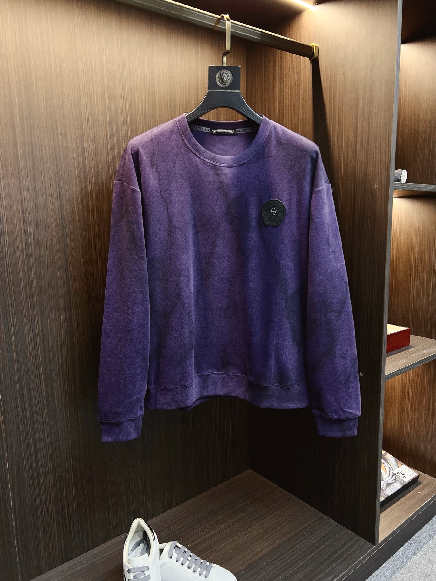 NO:612934,Croxin 2025 autumn and winter new design sweatshirt official website synchronization!  This T-shirt combines minimalist design and exquisite details. The oversize trim is reminiscent of Tyrolean dress details, calling for modern ideas, creating a different conceptual pattern, and injecting rich connotation into the traditional cotton T-shirt. The LOGO on the front graphic webbing is unique and shows the brand's nobility. It highlights the style of a big brand, sets off the minimalist design style, and reveals the elegance at a glance!  As a brand that pursues design and tailoring techniques, the materials used will never disappoint!  The body of this shirt is made of Solona cotton blended 400g fabric, which is noble and exquisite. The cotton surface is full, soft and skin-friendly. In short, such a classic style is a must-have for autumn and winter!  M-3XL,,versace,chrome hearts,hoodie,sweatshirts,tees,t-shirt,alexander wang19860909克罗心 2025秋冬 新款设计感卫衣 官网同步！这款T恤极简主义设计和精美细节于一身.Oversize饰边引人联想蒂罗尔着装细节,召唤摩登新意,造就不同以往的概念化图案,为传统棉质T恤注入丰盈内涵.前幅图形织带车出的LOGO,别具一番特色,更显品牌尊贵 彰显大牌风范,衬托出了极简主义的设计风格,把优雅风展露的一览无余！ 作为一个追求设计感和裁剪工艺的品牌,用料永远不会让人失望！本款衫身采用索洛纳棉混纺400 克面料,高贵精致,布面棉质饱满柔软亲肤 总之这么经典的款,秋冬必备！M-3XL,,versace,chrome hearts,hoodie,sweatshirts,tees，t-shirt,alexander wang,Men's clothing