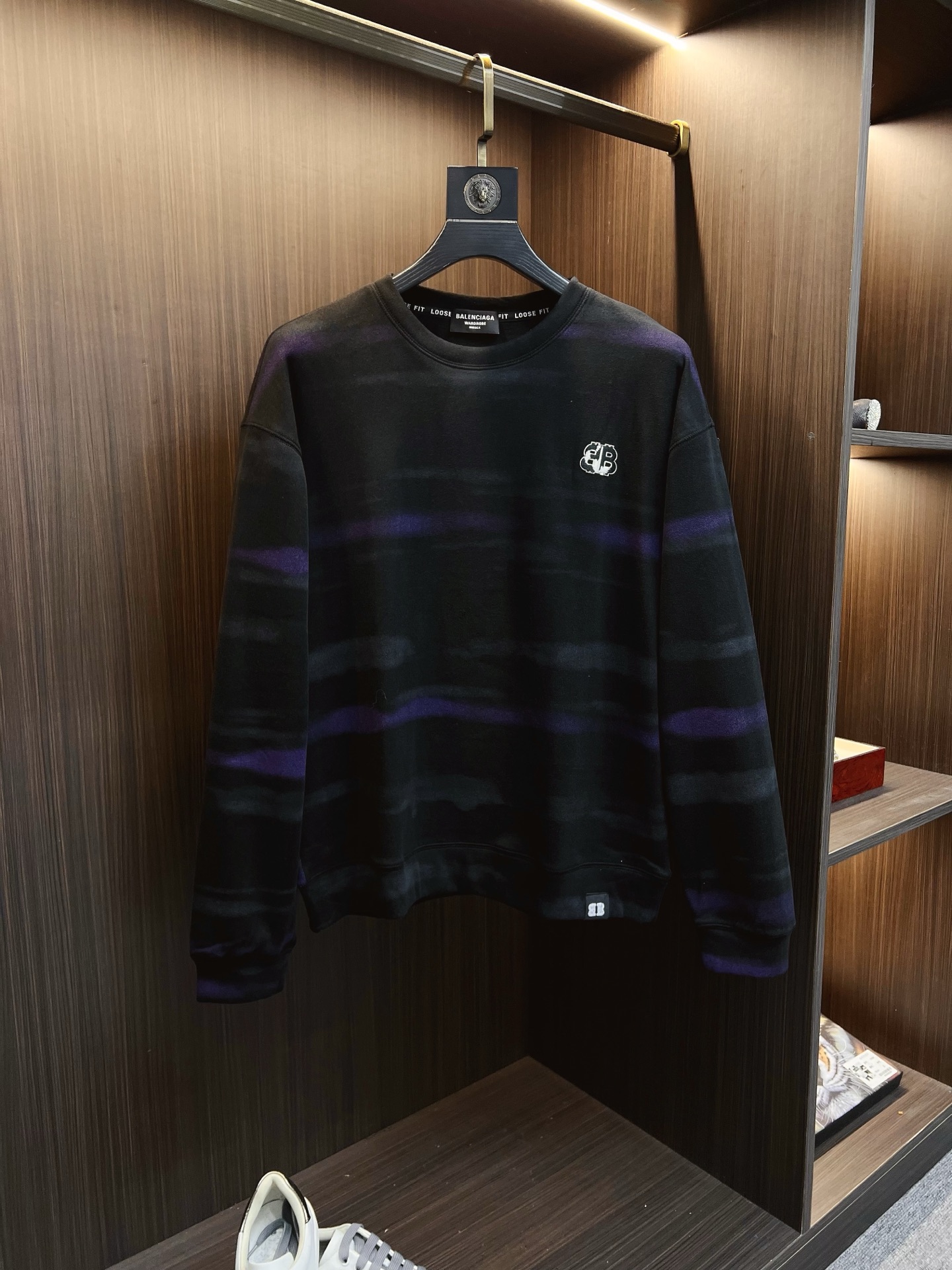 NO:612938,Balenciaga 2025 autumn and winter new design sweatshirt official website synchronized!  This T-shirt combines minimalist design and exquisite details. The oversize trim is reminiscent of Tyrolean dress details, calling for modern ideas, creating a different conceptual pattern, and injecting rich connotation into the traditional cotton T-shirt. The LOGO on the front graphic webbing is unique and shows the brand's nobility. It highlights the style of a big brand, sets off the minimalist design style, and reveals the elegance at a glance!  As a brand that pursues design and tailoring techniques, the materials used will never disappoint!  The body of this shirt is made of Solona cotton blended 400g fabric, which is noble and exquisite. The cotton surface is full, soft and skin-friendly. In short, such a classic style is a must-have for autumn and winter!  M-3XL,,balenciaga,versace,hoodie,sweatshirts,tees,t-shirt,alexander wang19860909巴黎世家 2025秋冬 新款设计感卫衣 官网同步！这款T恤极简主义设计和精美细节于一身.Oversize饰边引人联想蒂罗尔着装细节,召唤摩登新意,造就不同以往的概念化图案,为传统棉质T恤注入丰盈内涵.前幅图形织带车出的LOGO,别具一番特色,更显品牌尊贵 彰显大牌风范,衬托出了极简主义的设计风格,把优雅风展露的一览无余！ 作为一个追求设计感和裁剪工艺的品牌,用料永远不会让人失望！本款衫身采用索洛纳棉混纺400 克面料,高贵精致,布面棉质饱满柔软亲肤 总之这么经典的款,秋冬必备！M-3XL,,balenciaga,versace,hoodie,sweatshirts,tees，t-shirt,alexander wang,Men's clothing