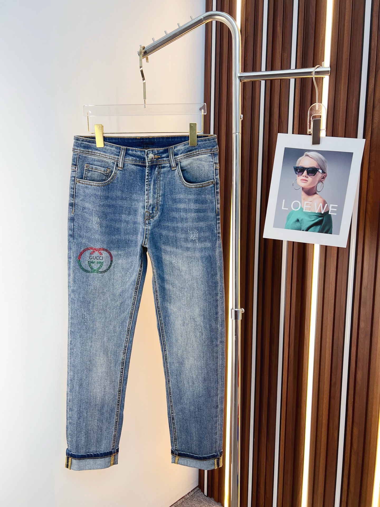 NO:597314,GUCCI men's denim jeans, official album and poster outfit style!  High-grade imported denim raw color fabrics are supplied to customers, and the pure 13oz denim fabrics from Okayama, Japan are specially selected. Heavy-duty environmentally friendly plant enzyme washing process is used. The texture has a light retro color, which is quite beautiful and is very suitable for autumn and winter color matching. The fabric is soft and delicate after washing, but has strong bones and a slight stretch, providing an excellent comfortable experience. There is no damage from any technological elements throughout the body, retaining the purest tannin color!  The details throughout the body are perfect, exquisite and sophisticated. The latest leather label on the waist highlights the brand's characteristics. The hardware accessories, leather label and wiring all reflect the craftsmanship!  The silhouette is perfectly tailored and has excellent butt lift and slimming effect. It can be easily matched with any top in the wardrobe. It has wide compatibility and is suitable for various daily wear. The upper body is full of style. It is a must-have trousers for those who are obsessed with quality control and 1V!  Size 29-38 (not 35.37),,gucci,jeans,alexander wang19860909GUCCI 古奇 男士丹宁牛仔裤,官宣画册海报穿搭款！ 客供高级进口的丹宁原色面料,特选日本冈山纯正13oz 盎司牛仔布料,重磅环保植物酵素水洗工艺,肌理有着淡淡的复古色彩,相当漂亮,极符合秋冬的配色,面料经过水洗后柔软细腻,但筋骨感极强,且略带弹力,提供了绝佳的舒适体验,通身无任何工艺元素破坏,保留了最纯粹的丹宁本色！通身细节完美如斯,精湛且考究,最新的腰部皮标彰显了品牌特质,五金配件、皮标、走线无不体现出匠心工艺！版型剪裁完美,提臀修身效果绝佳,可轻松横扫衣橱任何的上装搭配,兼容性广泛,满足于日常各种穿搭,上身型款十足,于品质控及1V迷控者必入型裤装！ 尺码29—38（没35.37）,,gucci,jeans,alexander wang,Men's clothing