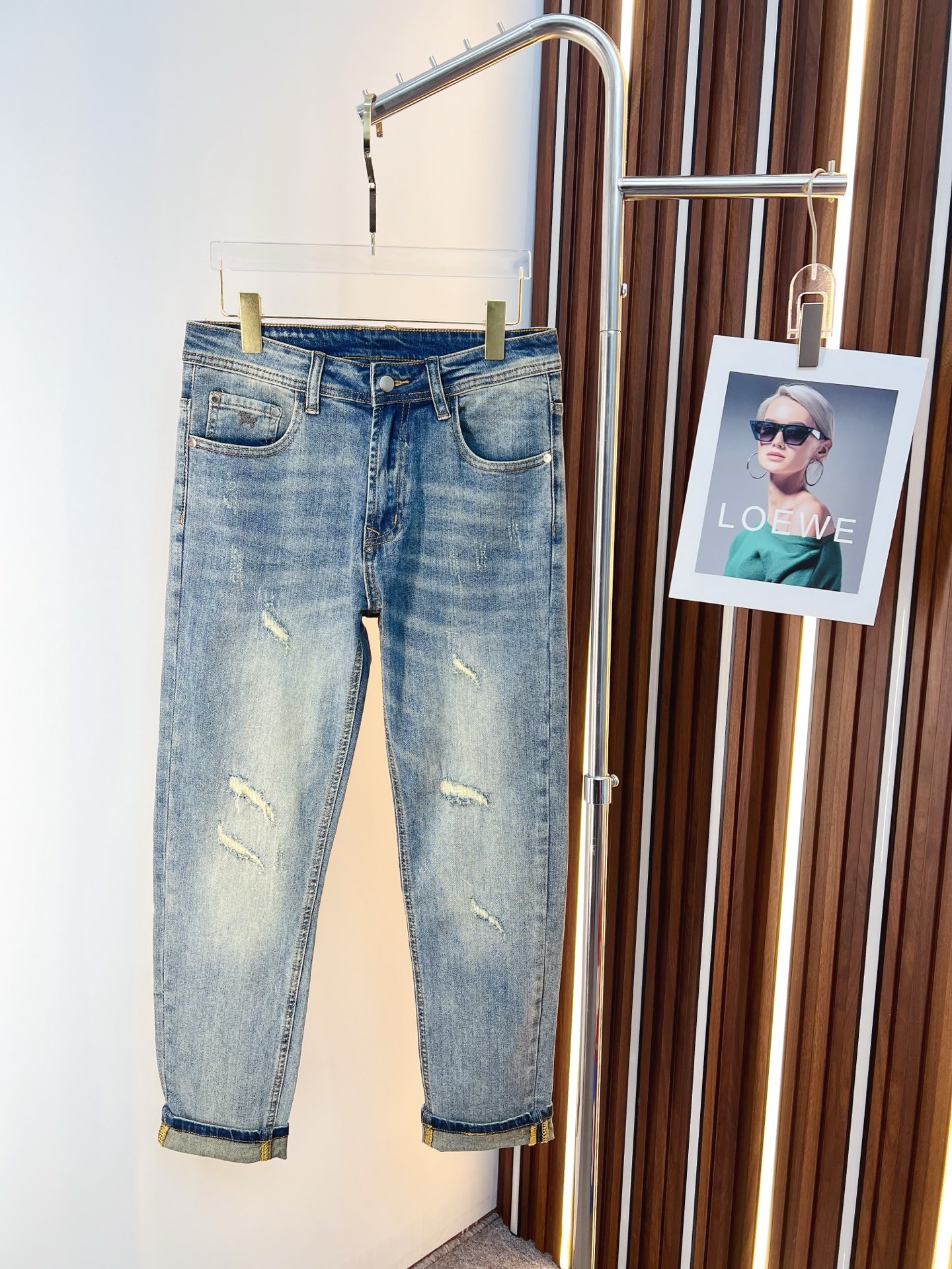 NO:597317,Arc'teryx men's denim jeans, official album and poster wear style!  High-grade imported denim raw color fabrics are supplied to customers, and the pure 13oz denim fabrics from Okayama, Japan are specially selected. Heavy-duty environmentally friendly plant enzyme washing process is used. The texture has a light retro color, which is quite beautiful and is very suitable for autumn and winter color matching. The fabric is soft and delicate after washing, but has strong bones and a slight stretch, providing an excellent comfortable experience. There is no damage from any technological elements throughout the body, retaining the purest tannin color!  The details throughout the body are perfect, exquisite and sophisticated. The latest leather label on the waist highlights the brand's characteristics. The hardware accessories, leather label and wiring all reflect the craftsmanship!  The silhouette is perfectly tailored and has excellent butt lift and slimming effect. It can be easily matched with any top in the wardrobe. It has wide compatibility and is suitable for various daily wear. The upper body is full of style. It is a must-have trousers for those who are obsessed with quality control and 1V!  Size 29-38 (not 35.37),arc'teryx,jeans,alexander wang19860909始祖鸟 男士丹宁牛仔裤,官宣画册海报穿搭款！ 客供高级进口的丹宁原色面料,特选日本冈山纯正13oz 盎司牛仔布料,重磅环保植物酵素水洗工艺,肌理有着淡淡的复古色彩,相当漂亮,极符合秋冬的配色,面料经过水洗后柔软细腻,但筋骨感极强,且略带弹力,提供了绝佳的舒适体验,通身无任何工艺元素破坏,保留了最纯粹的丹宁本色！通身细节完美如斯,精湛且考究,最新的腰部皮标彰显了品牌特质,五金配件、皮标、走线无不体现出匠心工艺！版型剪裁完美,提臀修身效果绝佳,可轻松横扫衣橱任何的上装搭配,兼容性广泛,满足于日常各种穿搭,上身型款十足,于品质控及1V迷控者必入型裤装！ 尺码29—38（没35.37）,arc'teryx,jeans,alexander wang,Men's clothing