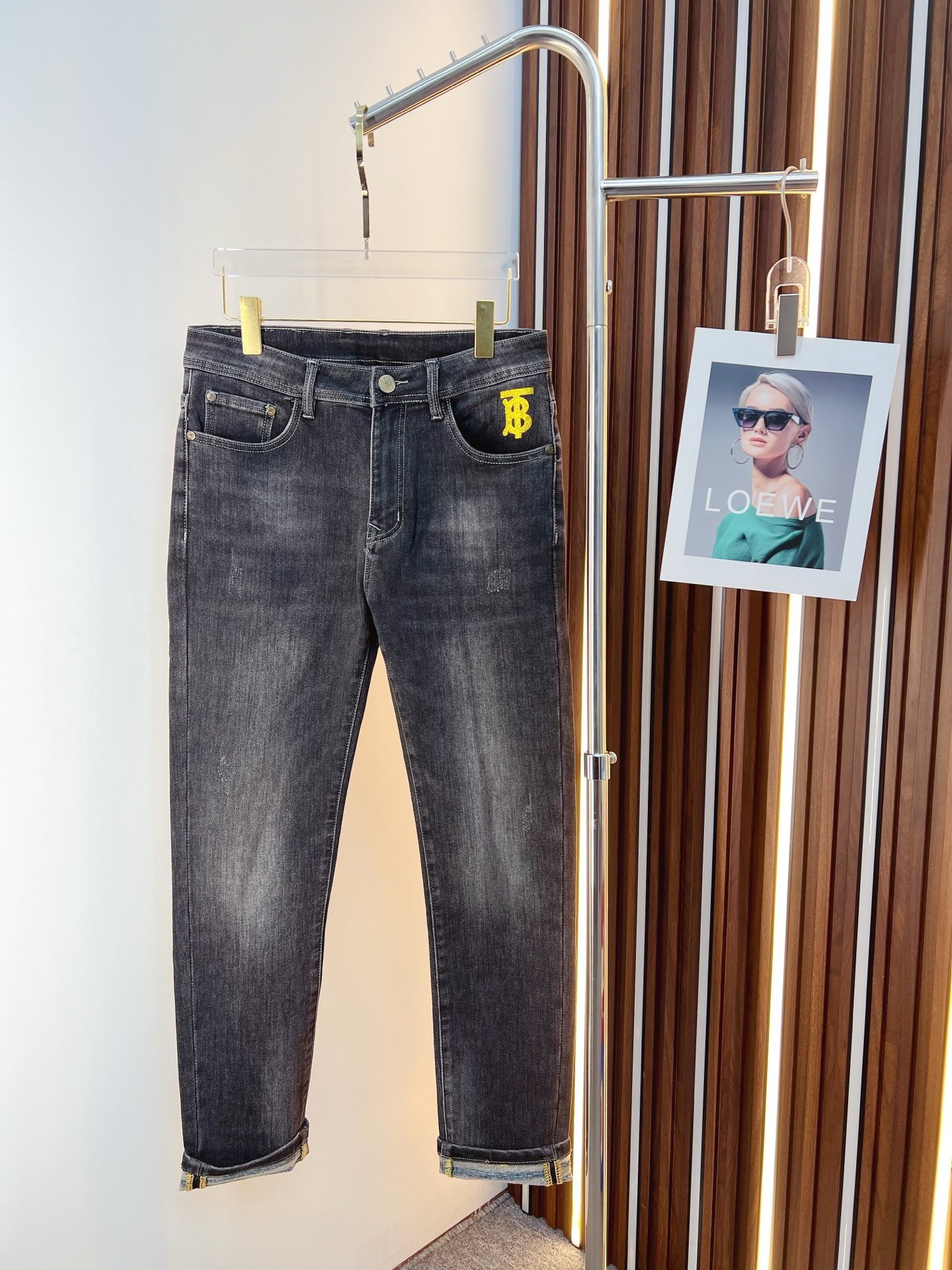 NO:685723,Burberry men's denim jeans, official album and poster outfit style!  High-grade imported denim raw color fabrics are supplied to customers, and the pure 13oz denim fabrics from Okayama, Japan are specially selected. Heavy-duty environmentally friendly plant enzyme washing process is used. The texture has a light retro color, which is quite beautiful and is very suitable for autumn and winter color matching. The fabric is soft and delicate after washing, but has strong bones and a slight stretch, providing an excellent comfortable experience. There is no damage from any technological elements throughout the body, retaining the purest tannin color!  The details throughout the body are perfect, exquisite and sophisticated. The latest leather label on the waist highlights the brand's characteristics. The hardware accessories, leather label and wiring all reflect the craftsmanship!  The silhouette is perfectly tailored and has excellent butt lift and slimming effect. It can be easily matched with any top in the wardrobe. It has wide compatibility and is suitable for various daily wear. The upper body is full of style. It is a must-have trousers for those who are obsessed with quality control and 1V!  Size 29-38 (not 35.37),,burberry,burberry,jeans,19860909Burberry 巴宝莉 男士丹宁牛仔裤,官宣画册海报穿搭款！ 客供高级进口的丹宁原色面料,特选日本冈山纯正13oz 盎司牛仔布料,重磅环保植物酵素水洗工艺,肌理有着淡淡的复古色彩,相当漂亮,极符合秋冬的配色,面料经过水洗后柔软细腻,但筋骨感极强,且略带弹力,提供了绝佳的舒适体验,通身无任何工艺元素破坏,保留了最纯粹的丹宁本色！通身细节完美如斯,精湛且考究,最新的腰部皮标彰显了品牌特质,五金配件、皮标、走线无不体现出匠心工艺！版型剪裁完美,提臀修身效果绝佳,可轻松横扫衣橱任何的上装搭配,兼容性广泛,满足于日常各种穿搭,上身型款十足,于品质控及1V迷控者必入型裤装！ 尺码29—38（没35.37）,,burberry,burberry,jeans,,Men's clothing