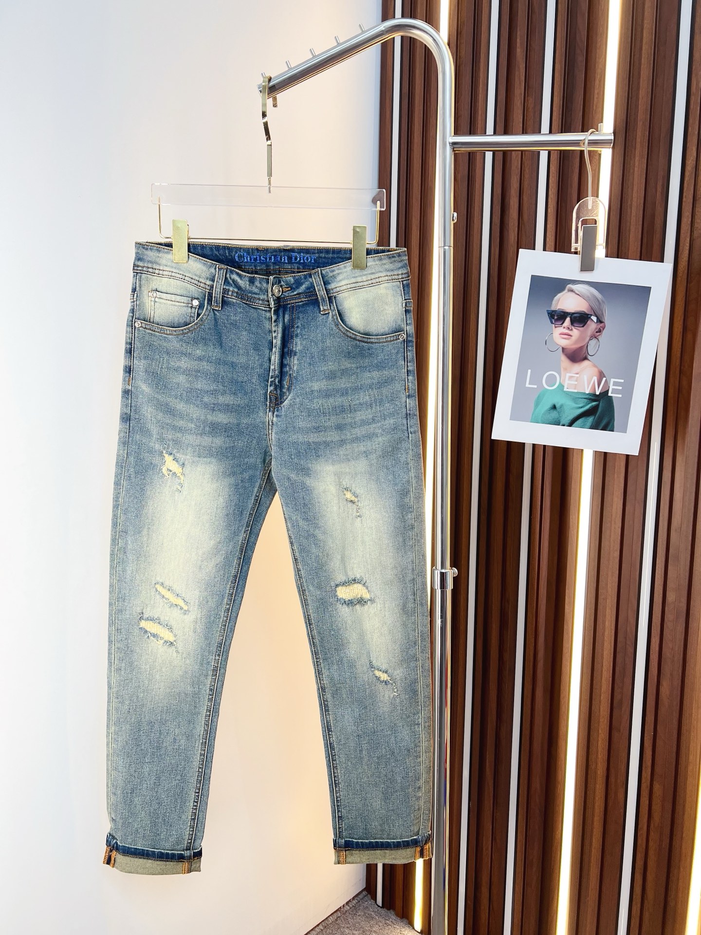 NO:685717,Dior men's denim jeans, official album and poster style!  High-grade imported denim raw color fabrics are supplied to customers, and the pure 13oz denim fabrics from Okayama, Japan are specially selected. Heavy-duty environmentally friendly plant enzyme washing process is used. The texture has a light retro color, which is quite beautiful and is very suitable for autumn and winter color matching. The fabric is soft and delicate after washing, but has strong bones and a slight stretch, providing an excellent comfortable experience. There is no damage from any technological elements throughout the body, retaining the purest tannin color!  The details throughout the body are perfect, exquisite and sophisticated. The latest leather label on the waist highlights the brand's characteristics. The hardware accessories, leather label and wiring all reflect the craftsmanship!  The silhouette is perfectly tailored and has excellent butt lift and slimming effect. It can be easily matched with any top in the wardrobe. It has wide compatibility and is suitable for various daily wear. The upper body is full of style. It is a must-have trousers for those who are obsessed with quality control and 1V!  Size 29-38 (not 35.37), dior, dior, jeans,19860909Dior 迪奥 男士丹宁牛仔裤,官宣画册海报穿搭款！ 客供高级进口的丹宁原色面料,特选日本冈山纯正13oz 盎司牛仔布料,重磅环保植物酵素水洗工艺,肌理有着淡淡的复古色彩,相当漂亮,极符合秋冬的配色,面料经过水洗后柔软细腻,但筋骨感极强,且略带弹力,提供了绝佳的舒适体验,通身无任何工艺元素破坏,保留了最纯粹的丹宁本色！通身细节完美如斯,精湛且考究,最新的腰部皮标彰显了品牌特质,五金配件、皮标、走线无不体现出匠心工艺！版型剪裁完美,提臀修身效果绝佳,可轻松横扫衣橱任何的上装搭配,兼容性广泛,满足于日常各种穿搭,上身型款十足,于品质控及1V迷控者必入型裤装！ 尺码29—38（没35.37）,,dior,dior,jeans,,Men's clothing