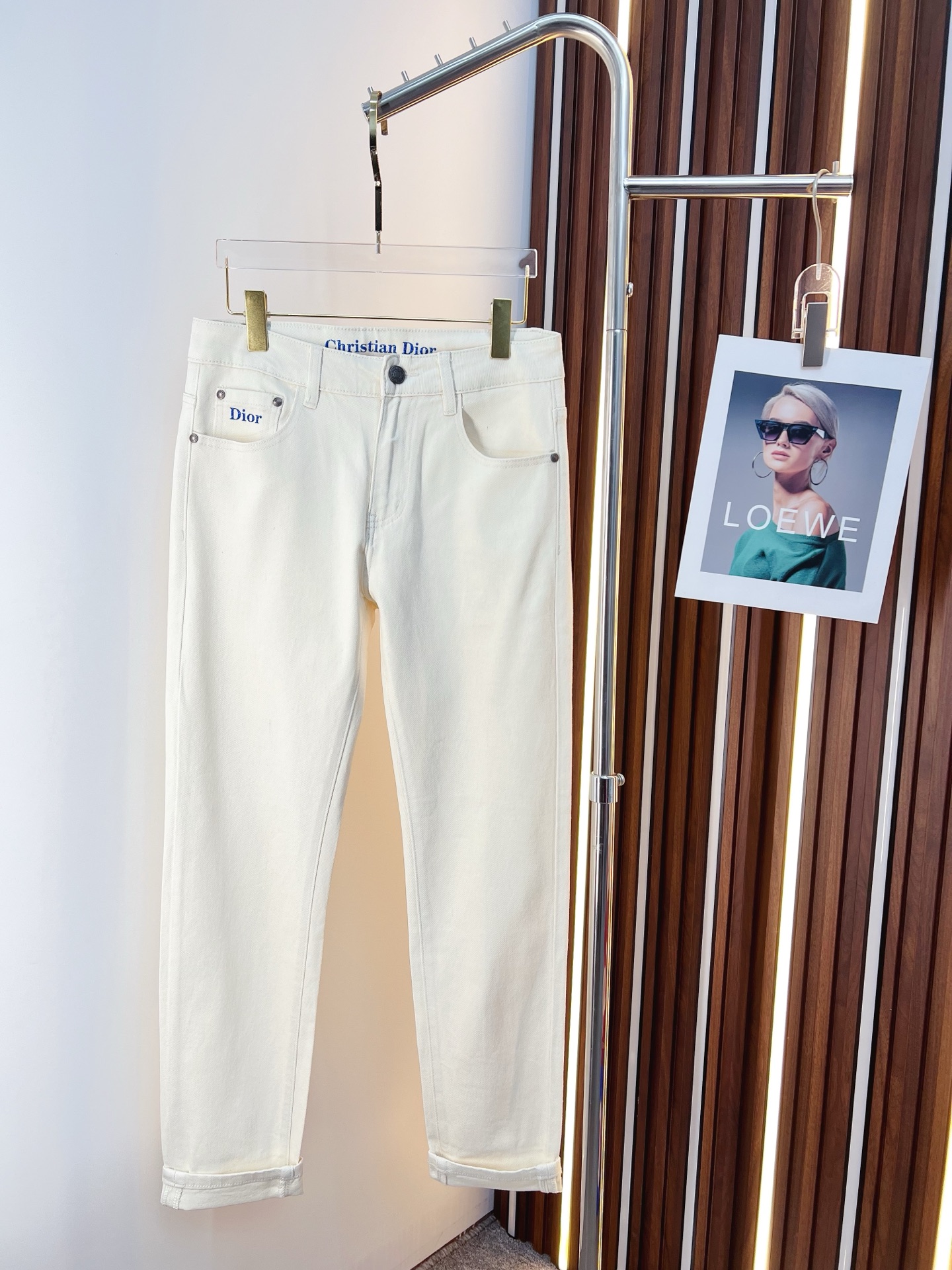 NO:644617,Dior men's denim jeans, official album and poster style!  High-grade imported denim raw color fabrics are supplied to customers, and the pure 13oz denim fabrics from Okayama, Japan are specially selected. Heavy-duty environmentally friendly plant enzyme washing process is used. The texture has a light retro color, which is quite beautiful and is very suitable for autumn and winter color matching. The fabric is soft and delicate after washing, but has strong bones and a slight stretch, providing an excellent comfortable experience. There is no damage from any technological elements throughout the body, retaining the purest tannin color!  The details throughout the body are perfect, exquisite and sophisticated. The latest leather label on the waist highlights the brand's characteristics. The hardware accessories, leather label and wiring all reflect the craftsmanship!  The silhouette is perfectly tailored and has excellent butt lift and slimming effect. It can be easily matched with any top in the wardrobe. It has wide compatibility and is suitable for various daily wear. The upper body is full of style. It is a must-have trousers for those who are obsessed with quality control and 1V!  Size 29-38 (not 35.37), dior, dior, jeans, alexander wang19860909Dior 迪奥 男士丹宁牛仔裤,官宣画册海报穿搭款！ 客供高级进口的丹宁原色面料,特选日本冈山纯正13oz 盎司牛仔布料,重磅环保植物酵素水洗工艺,肌理有着淡淡的复古色彩,相当漂亮,极符合秋冬的配色,面料经过水洗后柔软细腻,但筋骨感极强,且略带弹力,提供了绝佳的舒适体验,通身无任何工艺元素破坏,保留了最纯粹的丹宁本色！通身细节完美如斯,精湛且考究,最新的腰部皮标彰显了品牌特质,五金配件、皮标、走线无不体现出匠心工艺！版型剪裁完美,提臀修身效果绝佳,可轻松横扫衣橱任何的上装搭配,兼容性广泛,满足于日常各种穿搭,上身型款十足,于品质控及1V迷控者必入型裤装！ 尺码29—38（没35.37）,,dior,dior,jeans,alexander wang,Men's clothing