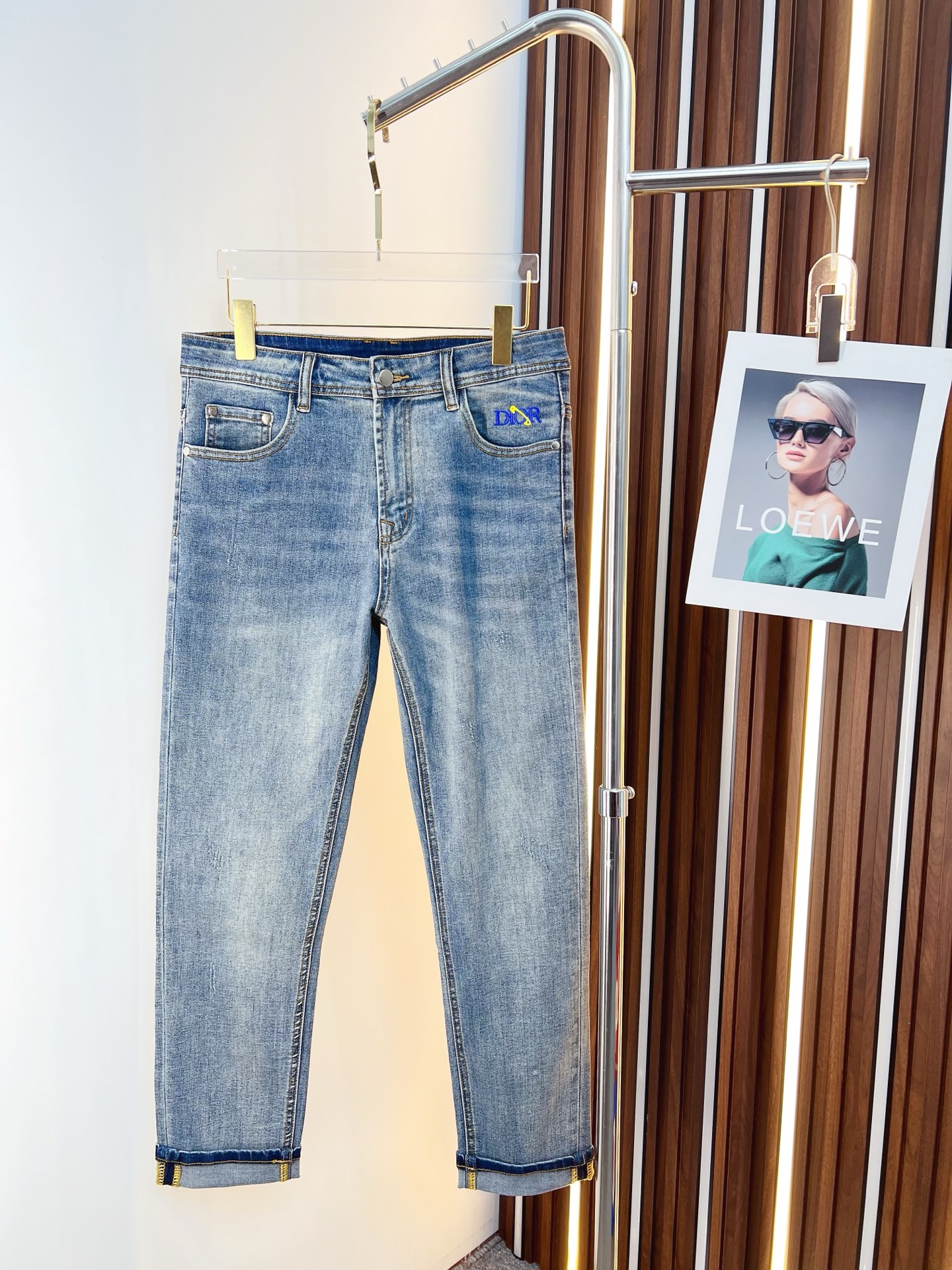 NO:597320,Dior men's denim jeans, official album and poster style!  High-grade imported denim raw color fabrics are supplied to customers, and the pure 13oz denim fabrics from Okayama, Japan are specially selected. Heavy-duty environmentally friendly plant enzyme washing process is used. The texture has a light retro color, which is quite beautiful and is very suitable for autumn and winter color matching. The fabric is soft and delicate after washing, but has strong bones and a slight stretch, providing an excellent comfortable experience. There is no damage from any technological elements throughout the body, retaining the purest tannin color!  The details throughout the body are perfect, exquisite and sophisticated. The latest leather label on the waist highlights the brand's characteristics. The hardware accessories, leather label and wiring all reflect the craftsmanship!  The silhouette is perfectly tailored and has excellent butt lift and slimming effect. It can be easily matched with any top in the wardrobe. It has wide compatibility and is suitable for various daily wear. The upper body is full of style. It is a must-have trousers for those who are obsessed with quality control and 1V!  Size 29-38 (not 35.37), dior, dior, jeans, alexander wang19860909Dior 迪奥 男士丹宁牛仔裤,官宣画册海报穿搭款！ 客供高级进口的丹宁原色面料,特选日本冈山纯正13oz 盎司牛仔布料,重磅环保植物酵素水洗工艺,肌理有着淡淡的复古色彩,相当漂亮,极符合秋冬的配色,面料经过水洗后柔软细腻,但筋骨感极强,且略带弹力,提供了绝佳的舒适体验,通身无任何工艺元素破坏,保留了最纯粹的丹宁本色！通身细节完美如斯,精湛且考究,最新的腰部皮标彰显了品牌特质,五金配件、皮标、走线无不体现出匠心工艺！版型剪裁完美,提臀修身效果绝佳,可轻松横扫衣橱任何的上装搭配,兼容性广泛,满足于日常各种穿搭,上身型款十足,于品质控及1V迷控者必入型裤装！ 尺码29—38（没35.37）,,dior,dior,jeans,alexander wang,Men's clothing