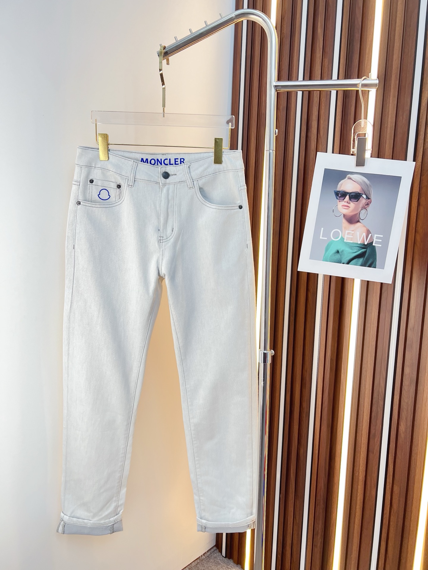 NO:685709,Men's denim jeans, official album and poster outfit!  High-grade imported denim raw color fabrics are supplied to customers, and the pure 13oz denim fabrics from Okayama, Japan are specially selected. Heavy-duty environmentally friendly plant enzyme washing process is used. The texture has a light retro color, which is quite beautiful and is very suitable for autumn and winter color matching. The fabric is soft and delicate after washing, but has strong bones and a slight stretch, providing an excellent comfortable experience. There is no damage from any technological elements throughout the body, retaining the purest tannin color!  The details throughout the body are perfect, exquisite and sophisticated. The latest leather label on the waist highlights the brand's characteristics. The hardware accessories, leather label and wiring all reflect the craftsmanship!  The silhouette is perfectly tailored and has excellent butt lift and slimming effect. It can be easily matched with any top in the wardrobe. It has wide compatibility and is suitable for various daily wear. The upper body is full of style. It is a must-have trousers for those who are obsessed with quality control and 1V!  Size 29-38 (not 35.37),,Moncler,jeans,19860909蒙口 男士丹宁牛仔裤,官宣画册海报穿搭款！ 客供高级进口的丹宁原色面料,特选日本冈山纯正13oz 盎司牛仔布料,重磅环保植物酵素水洗工艺,肌理有着淡淡的复古色彩,相当漂亮,极符合秋冬的配色,面料经过水洗后柔软细腻,但筋骨感极强,且略带弹力,提供了绝佳的舒适体验,通身无任何工艺元素破坏,保留了最纯粹的丹宁本色！通身细节完美如斯,精湛且考究,最新的腰部皮标彰显了品牌特质,五金配件、皮标、走线无不体现出匠心工艺！版型剪裁完美,提臀修身效果绝佳,可轻松横扫衣橱任何的上装搭配,兼容性广泛,满足于日常各种穿搭,上身型款十足,于品质控及1V迷控者必入型裤装！ 尺码29—38（没35.37）,,Moncler,jeans,,Men's clothing