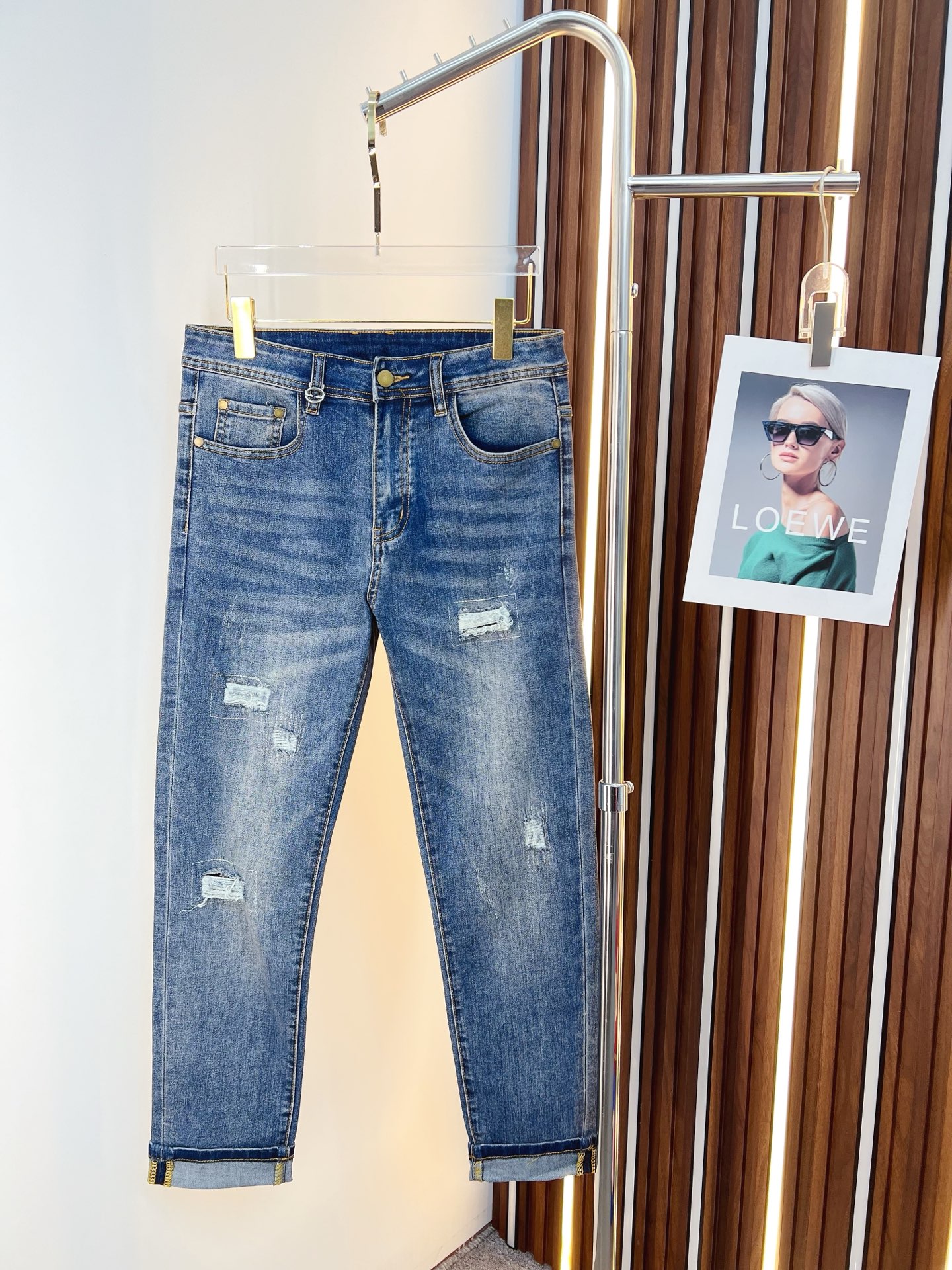 NO:736642,FENDI Fendi Men's Denim Jeans, Official Announcement Album and Poster Style!  High-grade imported denim raw color fabrics are supplied to customers, and the pure 13oz denim fabrics from Okayama, Japan are specially selected. Heavy-duty environmentally friendly plant enzyme washing process is used. The texture has a light retro color, which is quite beautiful and is very suitable for autumn and winter color matching. The fabric is soft and delicate after washing, but has strong bones and a slight stretch, providing an excellent comfortable experience. There is no damage from any technological elements throughout the body, retaining the purest tannin color!  The details throughout the body are perfect, exquisite and sophisticated. The latest leather label on the waist highlights the brand's characteristics. The hardware accessories, leather label and wiring all reflect the craftsmanship!  The silhouette is perfectly tailored and has excellent butt lift and slimming effect. It can be easily matched with any top in the wardrobe. It has wide compatibility and is suitable for various daily wear. The upper body is full of style. It is a must-have trousers for those who are obsessed with quality control and 1V!  Sizes 29-38 (not 35.37),,fendi,fendi,jeans,19860909FENDI 芬迪 男士丹宁牛仔裤,官宣画册海报穿搭款！ 客供高级进口的丹宁原色面料,特选日本冈山纯正13oz 盎司牛仔布料,重磅环保植物酵素水洗工艺,肌理有着淡淡的复古色彩,相当漂亮,极符合秋冬的配色,面料经过水洗后柔软细腻,但筋骨感极强,且略带弹力,提供了绝佳的舒适体验,通身无任何工艺元素破坏,保留了最纯粹的丹宁本色！通身细节完美如斯,精湛且考究,最新的腰部皮标彰显了品牌特质,五金配件、皮标、走线无不体现出匠心工艺！版型剪裁完美,提臀修身效果绝佳,可轻松横扫衣橱任何的上装搭配,兼容性广泛,满足于日常各种穿搭,上身型款十足,于品质控及1V迷控者必入型裤装！ 尺码29—38（没35.37）,,fendi,fendi,jeans,,Men's clothing