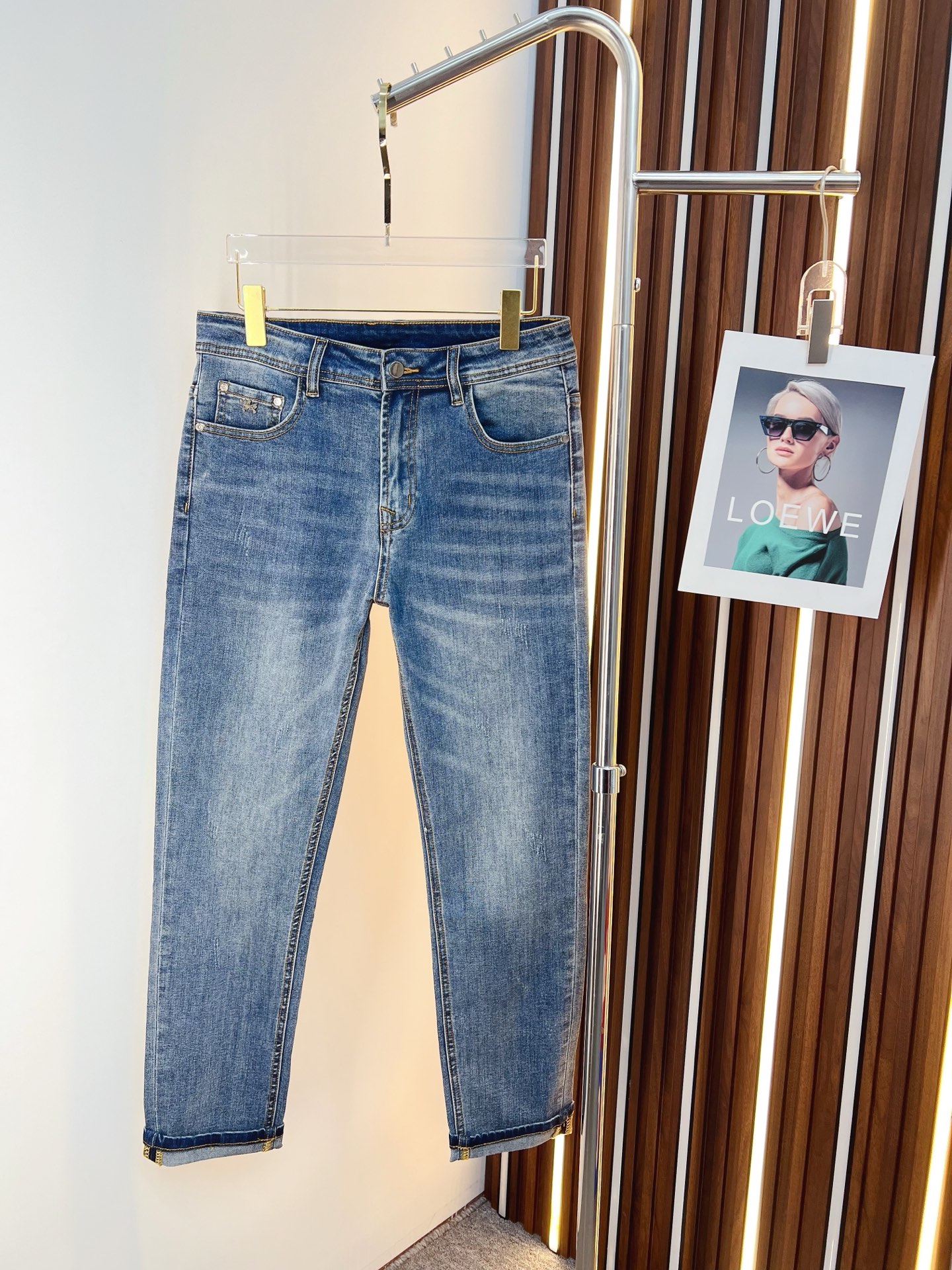 NO:597323,Arc'teryx men's denim jeans, official album and poster wear style!  High-grade imported denim raw color fabrics are supplied to customers, and the pure 13oz denim fabrics from Okayama, Japan are specially selected. Heavy-duty environmentally friendly plant enzyme washing process is used. The texture has a light retro color, which is quite beautiful and is very suitable for autumn and winter color matching. The fabric is soft and delicate after washing, but has strong bones and a slight stretch, providing an excellent comfortable experience. There is no damage from any technological elements throughout the body, retaining the purest tannin color!  The details throughout the body are perfect, exquisite and sophisticated. The latest leather label on the waist highlights the brand's characteristics. The hardware accessories, leather label and wiring all reflect the craftsmanship!  The silhouette is perfectly tailored and has excellent butt lift and slimming effect. It can be easily matched with any top in the wardrobe. It has wide compatibility and is suitable for various daily wear. The upper body is full of style. It is a must-have trousers for those who are obsessed with quality control and 1V!  Size 29-38 (not 35.37),arc'teryx,jeans,alexander wang19860909始祖鸟 男士丹宁牛仔裤,官宣画册海报穿搭款！ 客供高级进口的丹宁原色面料,特选日本冈山纯正13oz 盎司牛仔布料,重磅环保植物酵素水洗工艺,肌理有着淡淡的复古色彩,相当漂亮,极符合秋冬的配色,面料经过水洗后柔软细腻,但筋骨感极强,且略带弹力,提供了绝佳的舒适体验,通身无任何工艺元素破坏,保留了最纯粹的丹宁本色！通身细节完美如斯,精湛且考究,最新的腰部皮标彰显了品牌特质,五金配件、皮标、走线无不体现出匠心工艺！版型剪裁完美,提臀修身效果绝佳,可轻松横扫衣橱任何的上装搭配,兼容性广泛,满足于日常各种穿搭,上身型款十足,于品质控及1V迷控者必入型裤装！ 尺码29—38（没35.37）,arc'teryx,jeans,alexander wang,Men's clothing