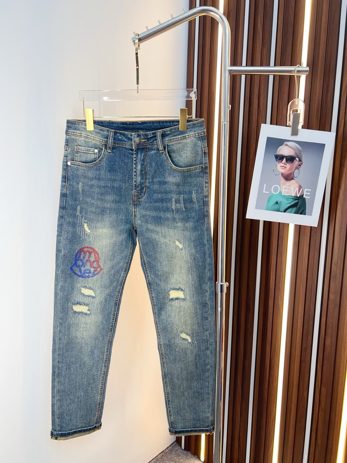 NO:597326,Men's denim jeans, official album and poster outfit!  High-grade imported denim raw color fabrics are supplied to customers, and the pure 13oz denim fabrics from Okayama, Japan are specially selected. Heavy-duty environmentally friendly plant enzyme washing process is used. The texture has a light retro color, which is quite beautiful and is very suitable for autumn and winter color matching. The fabric is soft and delicate after washing, but has strong bones and a slight stretch, providing an excellent comfortable experience. There is no damage from any technological elements throughout the body, retaining the purest tannin color!  The details throughout the body are perfect, exquisite and sophisticated. The latest leather label on the waist highlights the brand's characteristics. The hardware accessories, leather label and wiring all reflect the craftsmanship!  The silhouette is perfectly tailored and has excellent butt lift and slimming effect. It can be easily matched with any top in the wardrobe. It has wide compatibility and is suitable for various daily wear. The upper body is full of style. It is a must-have trousers for those who are obsessed with quality control and 1V!  Size 29-38 (not 35.37),,Moncler,jeans,alexander wang19860909蒙口 男士丹宁牛仔裤,官宣画册海报穿搭款！ 客供高级进口的丹宁原色面料,特选日本冈山纯正13oz 盎司牛仔布料,重磅环保植物酵素水洗工艺,肌理有着淡淡的复古色彩,相当漂亮,极符合秋冬的配色,面料经过水洗后柔软细腻,但筋骨感极强,且略带弹力,提供了绝佳的舒适体验,通身无任何工艺元素破坏,保留了最纯粹的丹宁本色！通身细节完美如斯,精湛且考究,最新的腰部皮标彰显了品牌特质,五金配件、皮标、走线无不体现出匠心工艺！版型剪裁完美,提臀修身效果绝佳,可轻松横扫衣橱任何的上装搭配,兼容性广泛,满足于日常各种穿搭,上身型款十足,于品质控及1V迷控者必入型裤装！ 尺码29—38（没35.37）,,Moncler,jeans,alexander wang,Men's clothing