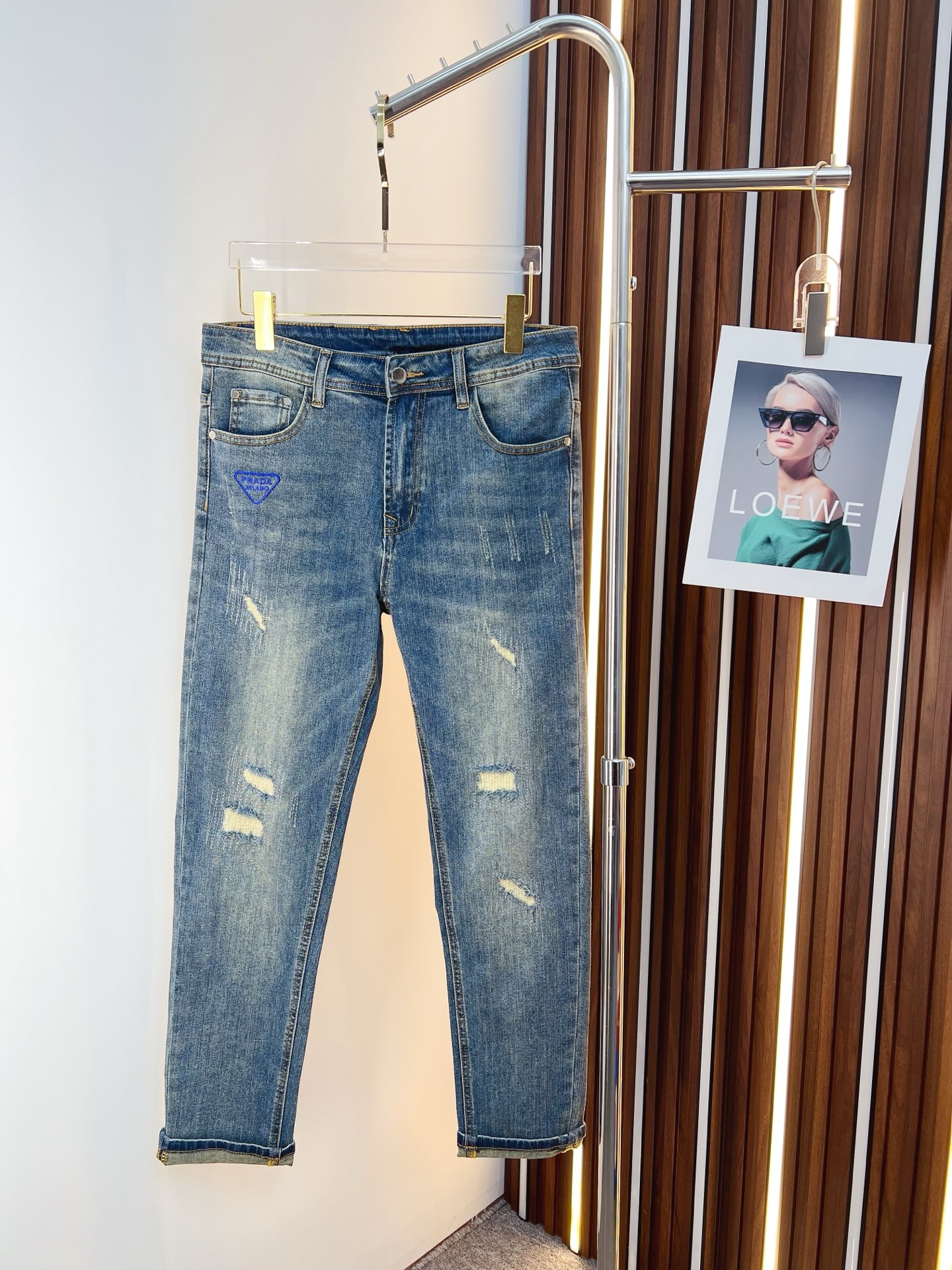 NO:597329,PRADA Men's denim jeans, official album and poster outfit!  High-grade imported denim raw color fabrics are supplied to customers, and the pure 13oz denim fabrics from Okayama, Japan are specially selected. Heavy-duty environmentally friendly plant enzyme washing process is used. The texture has a light retro color, which is quite beautiful and is very suitable for autumn and winter color matching. The fabric is soft and delicate after washing, but has strong bones and a slight stretch, providing an excellent comfortable experience. There is no damage from any technological elements throughout the body, retaining the purest tannin color!  The details throughout the body are perfect, exquisite and sophisticated. The latest leather label on the waist highlights the brand's characteristics. The hardware accessories, leather label and wiring all reflect the craftsmanship!  The silhouette is perfectly tailored and has excellent butt lift and slimming effect. It can be easily matched with any top in the wardrobe. It has wide compatibility and is suitable for various daily wear. The upper body is full of style. It is a must-have trousers for those who are obsessed with quality control and 1V!  Size 29-38 (not 35.37), prada, prada, jeans, alexander wang19860909PRADA 普拉达 男士丹宁牛仔裤,官宣画册海报穿搭款！ 客供高级进口的丹宁原色面料,特选日本冈山纯正13oz 盎司牛仔布料,重磅环保植物酵素水洗工艺,肌理有着淡淡的复古色彩,相当漂亮,极符合秋冬的配色,面料经过水洗后柔软细腻,但筋骨感极强,且略带弹力,提供了绝佳的舒适体验,通身无任何工艺元素破坏,保留了最纯粹的丹宁本色！通身细节完美如斯,精湛且考究,最新的腰部皮标彰显了品牌特质,五金配件、皮标、走线无不体现出匠心工艺！版型剪裁完美,提臀修身效果绝佳,可轻松横扫衣橱任何的上装搭配,兼容性广泛,满足于日常各种穿搭,上身型款十足,于品质控及1V迷控者必入型裤装！ 尺码29—38（没35.37）,,prada,prada,jeans,alexander wang,Men's clothing