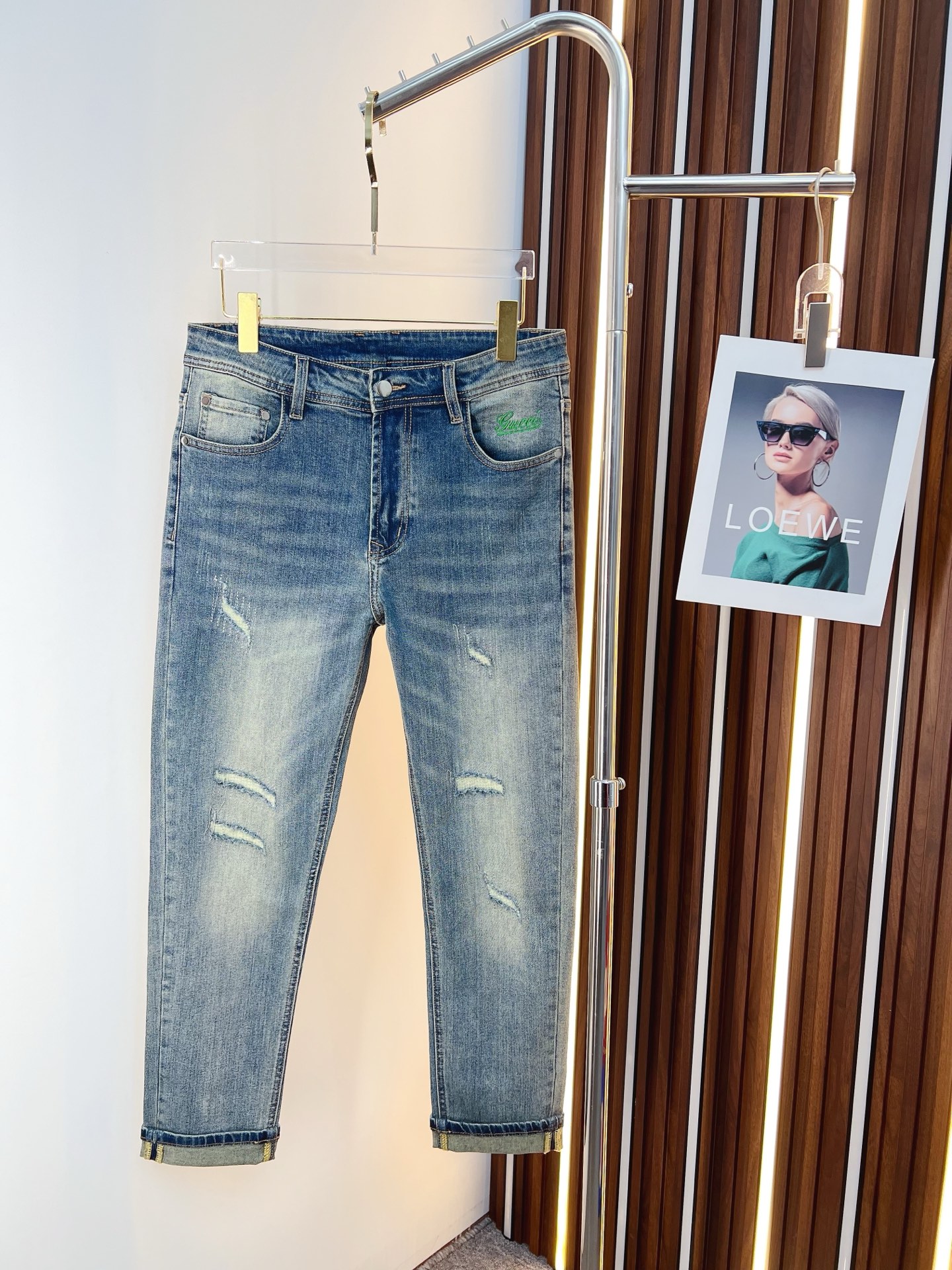 NO:597332,GUCCI men's denim jeans, official album and poster outfit style!  High-grade imported denim raw color fabrics are supplied to customers, and the pure 13oz denim fabrics from Okayama, Japan are specially selected. Heavy-duty environmentally friendly plant enzyme washing process is used. The texture has a light retro color, which is quite beautiful and is very suitable for autumn and winter color matching. The fabric is soft and delicate after washing, but has strong bones and a slight stretch, providing an excellent comfortable experience. There is no damage from any technological elements throughout the body, retaining the purest tannin color!  The details throughout the body are perfect, exquisite and sophisticated. The latest leather label on the waist highlights the brand's characteristics. The hardware accessories, leather label and wiring all reflect the craftsmanship!  The silhouette is perfectly tailored and has excellent butt lift and slimming effect. It can be easily matched with any top in the wardrobe. It has wide compatibility and is suitable for various daily wear. The upper body is full of style. It is a must-have trousers for those who are obsessed with quality control and 1V!  Size 29-38 (not 35.37),,gucci,jeans,alexander wang19860909GUCCI 古奇 男士丹宁牛仔裤,官宣画册海报穿搭款！ 客供高级进口的丹宁原色面料,特选日本冈山纯正13oz 盎司牛仔布料,重磅环保植物酵素水洗工艺,肌理有着淡淡的复古色彩,相当漂亮,极符合秋冬的配色,面料经过水洗后柔软细腻,但筋骨感极强,且略带弹力,提供了绝佳的舒适体验,通身无任何工艺元素破坏,保留了最纯粹的丹宁本色！通身细节完美如斯,精湛且考究,最新的腰部皮标彰显了品牌特质,五金配件、皮标、走线无不体现出匠心工艺！版型剪裁完美,提臀修身效果绝佳,可轻松横扫衣橱任何的上装搭配,兼容性广泛,满足于日常各种穿搭,上身型款十足,于品质控及1V迷控者必入型裤装！ 尺码29—38（没35.37）,,gucci,jeans,alexander wang,Men's clothing