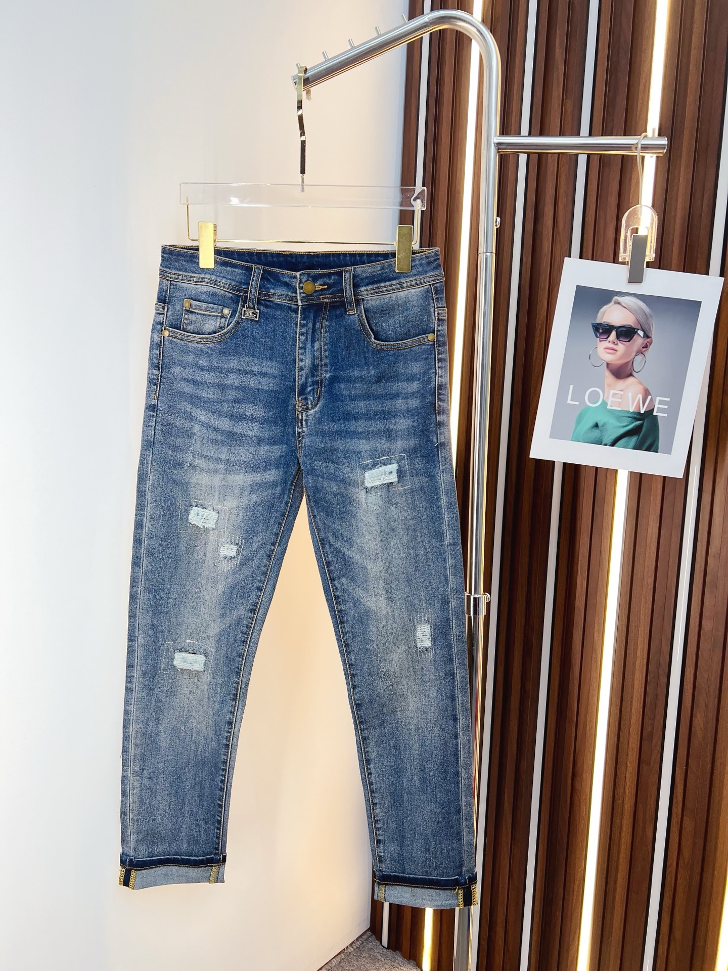 NO:597335,Burberry men's denim jeans, official album and poster outfit style!  High-grade imported denim raw color fabrics are supplied to customers, and the pure 13oz denim fabrics from Okayama, Japan are specially selected. Heavy-duty environmentally friendly plant enzyme washing process is used. The texture has a light retro color, which is quite beautiful and is very suitable for autumn and winter color matching. The fabric is soft and delicate after washing, but has strong bones and a slight stretch, providing an excellent comfortable experience. There is no damage from any technological elements throughout the body, retaining the purest tannin color!  The details throughout the body are perfect, exquisite and sophisticated. The latest leather label on the waist highlights the brand's characteristics. The hardware accessories, leather label and wiring all reflect the craftsmanship!  The silhouette is perfectly tailored and has excellent butt lift and slimming effect. It can be easily matched with any top in the wardrobe. It has wide compatibility and is suitable for various daily wear. The upper body is full of style. It is a must-have trousers for those who are obsessed with quality control and 1V!  Size 29-38 (not 35.37),,burberry,burberry,jeans,alexander wang19860909Burberry 巴宝莉 男士丹宁牛仔裤,官宣画册海报穿搭款！ 客供高级进口的丹宁原色面料,特选日本冈山纯正13oz 盎司牛仔布料,重磅环保植物酵素水洗工艺,肌理有着淡淡的复古色彩,相当漂亮,极符合秋冬的配色,面料经过水洗后柔软细腻,但筋骨感极强,且略带弹力,提供了绝佳的舒适体验,通身无任何工艺元素破坏,保留了最纯粹的丹宁本色！通身细节完美如斯,精湛且考究,最新的腰部皮标彰显了品牌特质,五金配件、皮标、走线无不体现出匠心工艺！版型剪裁完美,提臀修身效果绝佳,可轻松横扫衣橱任何的上装搭配,兼容性广泛,满足于日常各种穿搭,上身型款十足,于品质控及1V迷控者必入型裤装！ 尺码29—38（没35.37）,,burberry,burberry,jeans,alexander wang,Men's clothing