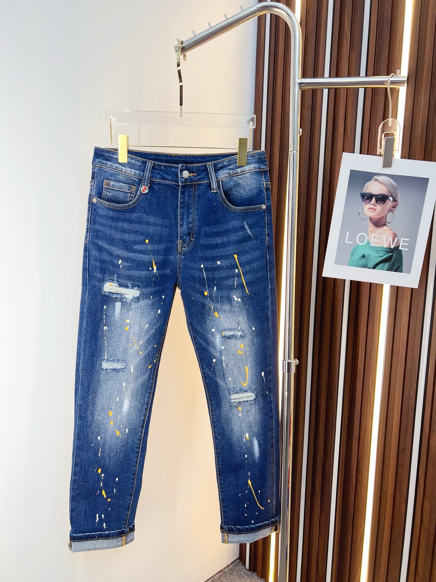 NO:685705,GUCCI men's denim jeans, official album and poster outfit style!  High-grade imported denim raw color fabrics are supplied to customers, and the pure 13oz denim fabrics from Okayama, Japan are specially selected. Heavy-duty environmentally friendly plant enzyme washing process is used. The texture has a light retro color, which is quite beautiful and is very suitable for autumn and winter color matching. The fabric is soft and delicate after washing, but has strong bones and a slight stretch, providing an excellent comfortable experience. There is no damage from any technological elements throughout the body, retaining the purest tannin color!  The details throughout the body are perfect, exquisite and sophisticated. The latest leather label on the waist highlights the brand's characteristics. The hardware accessories, leather label and wiring all reflect the craftsmanship!  The silhouette is perfectly tailored and has excellent butt lift and slimming effect. It can be easily matched with any top in the wardrobe. It has wide compatibility and is suitable for various daily wear. The upper body is full of style. It is a must-have trousers for those who are obsessed with quality control and 1V!  Size 29-38 (not 35.37),,gucci,jeans,19860909GUCCI 古奇 男士丹宁牛仔裤,官宣画册海报穿搭款！ 客供高级进口的丹宁原色面料,特选日本冈山纯正13oz 盎司牛仔布料,重磅环保植物酵素水洗工艺,肌理有着淡淡的复古色彩,相当漂亮,极符合秋冬的配色,面料经过水洗后柔软细腻,但筋骨感极强,且略带弹力,提供了绝佳的舒适体验,通身无任何工艺元素破坏,保留了最纯粹的丹宁本色！通身细节完美如斯,精湛且考究,最新的腰部皮标彰显了品牌特质,五金配件、皮标、走线无不体现出匠心工艺！版型剪裁完美,提臀修身效果绝佳,可轻松横扫衣橱任何的上装搭配,兼容性广泛,满足于日常各种穿搭,上身型款十足,于品质控及1V迷控者必入型裤装！ 尺码29—38（没35.37）,,gucci,jeans,,Men's clothing