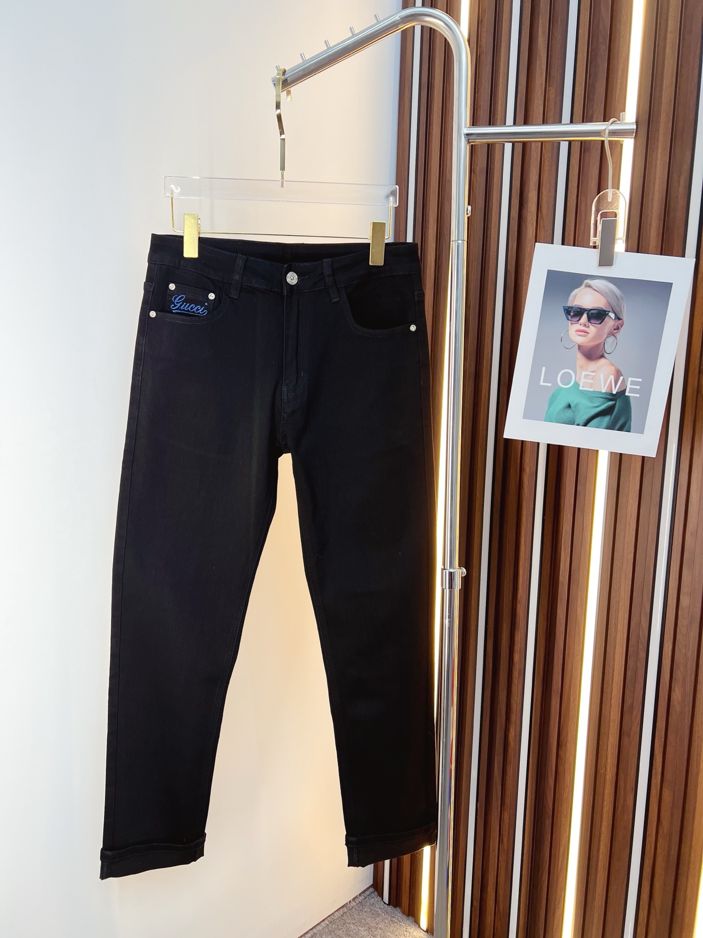 NO:644614,GUCCI men's denim jeans, official album and poster outfit style!  High-grade imported denim raw color fabrics are supplied to customers, and the pure 13oz denim fabrics from Okayama, Japan are specially selected. Heavy-duty environmentally friendly plant enzyme washing process is used. The texture has a light retro color, which is quite beautiful and is very suitable for autumn and winter color matching. The fabric is soft and delicate after washing, but has strong bones and a slight stretch, providing an excellent comfortable experience. There is no damage from any technological elements throughout the body, retaining the purest tannin color!  The details throughout the body are perfect, exquisite and sophisticated. The latest leather label on the waist highlights the brand's characteristics. The hardware accessories, leather label and wiring all reflect the craftsmanship!  The silhouette is perfectly tailored and has excellent butt lift and slimming effect. It can be easily matched with any top in the wardrobe. It has wide compatibility and is suitable for various daily wear. The upper body is full of style. It is a must-have trousers for those who are obsessed with quality control and 1V!  Size 29-38 (not 35.37),,gucci,jeans,alexander wang19860909GUCCI 古奇 男士丹宁牛仔裤,官宣画册海报穿搭款！ 客供高级进口的丹宁原色面料,特选日本冈山纯正13oz 盎司牛仔布料,重磅环保植物酵素水洗工艺,肌理有着淡淡的复古色彩,相当漂亮,极符合秋冬的配色,面料经过水洗后柔软细腻,但筋骨感极强,且略带弹力,提供了绝佳的舒适体验,通身无任何工艺元素破坏,保留了最纯粹的丹宁本色！通身细节完美如斯,精湛且考究,最新的腰部皮标彰显了品牌特质,五金配件、皮标、走线无不体现出匠心工艺！版型剪裁完美,提臀修身效果绝佳,可轻松横扫衣橱任何的上装搭配,兼容性广泛,满足于日常各种穿搭,上身型款十足,于品质控及1V迷控者必入型裤装！ 尺码29—38（没35.37）,,gucci,jeans,alexander wang,Men's clothing