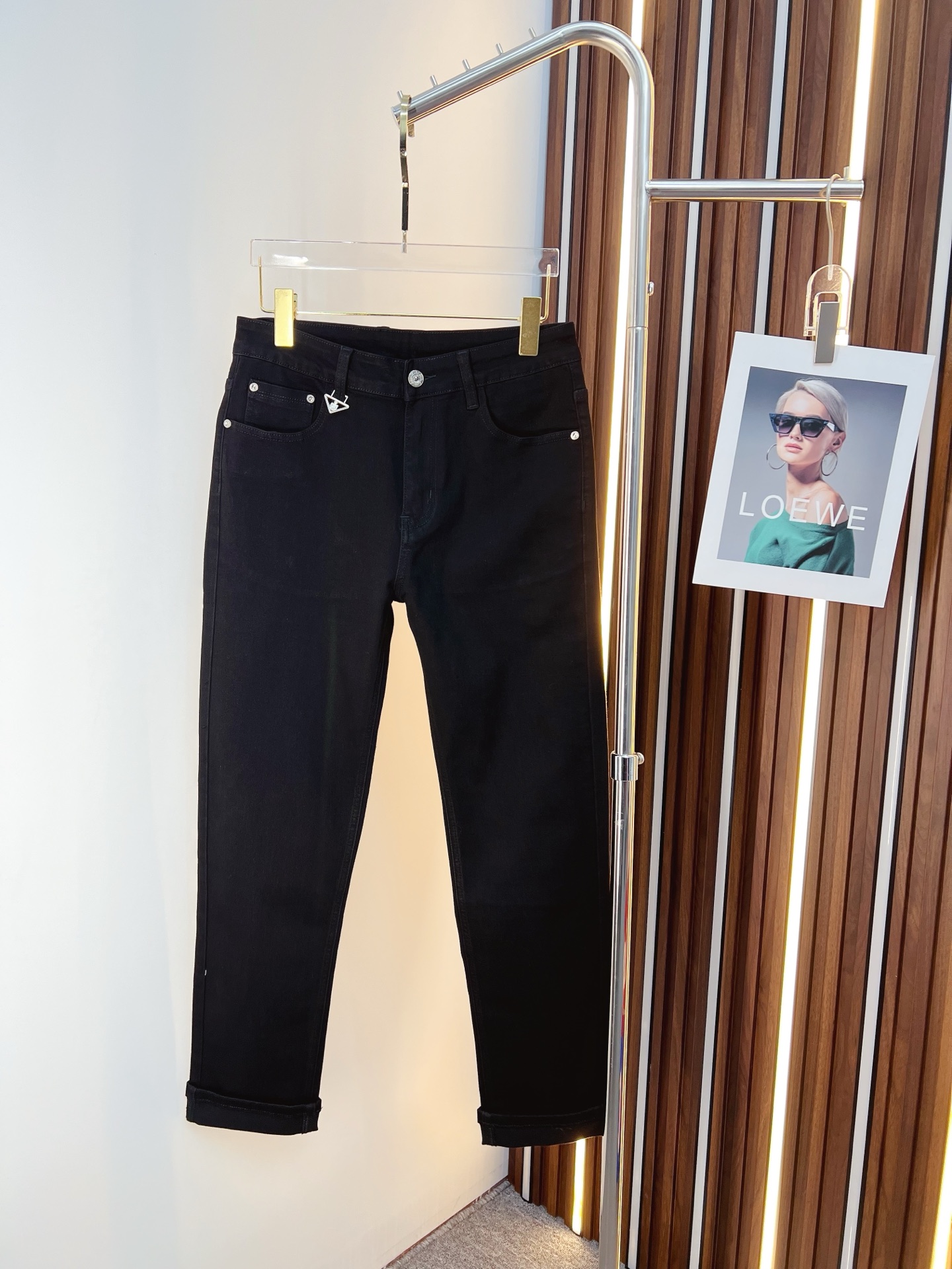 NO:685678,PRADA Men's denim jeans, official album and poster outfit!  High-grade imported denim raw color fabrics are supplied to customers, and the pure 13oz denim fabrics from Okayama, Japan are specially selected. Heavy-duty environmentally friendly plant enzyme washing process is used. The texture has a light retro color, which is quite beautiful and is very suitable for autumn and winter color matching. The fabric is soft and delicate after washing, but has strong bones and a slight stretch, providing an excellent comfortable experience. There is no damage from any technological elements throughout the body, retaining the purest tannin color!  The details throughout the body are perfect, exquisite and sophisticated. The latest leather label on the waist highlights the brand's characteristics. The hardware accessories, leather label and wiring all reflect the craftsmanship!  The silhouette is perfectly tailored and has excellent butt lift and slimming effect. It can be easily matched with any top in the wardrobe. It has wide compatibility and is suitable for various daily wear. The upper body is full of style. It is a must-have trousers for those who are obsessed with quality control and 1V!  Size 29-38 (not 35.37),, prada, prada, jeans,19860909PRADA 普拉达 男士丹宁牛仔裤,官宣画册海报穿搭款！ 客供高级进口的丹宁原色面料,特选日本冈山纯正13oz 盎司牛仔布料,重磅环保植物酵素水洗工艺,肌理有着淡淡的复古色彩,相当漂亮,极符合秋冬的配色,面料经过水洗后柔软细腻,但筋骨感极强,且略带弹力,提供了绝佳的舒适体验,通身无任何工艺元素破坏,保留了最纯粹的丹宁本色！通身细节完美如斯,精湛且考究,最新的腰部皮标彰显了品牌特质,五金配件、皮标、走线无不体现出匠心工艺！版型剪裁完美,提臀修身效果绝佳,可轻松横扫衣橱任何的上装搭配,兼容性广泛,满足于日常各种穿搭,上身型款十足,于品质控及1V迷控者必入型裤装！ 尺码29—38（没35.37）,,prada,prada,jeans,,Men's clothing