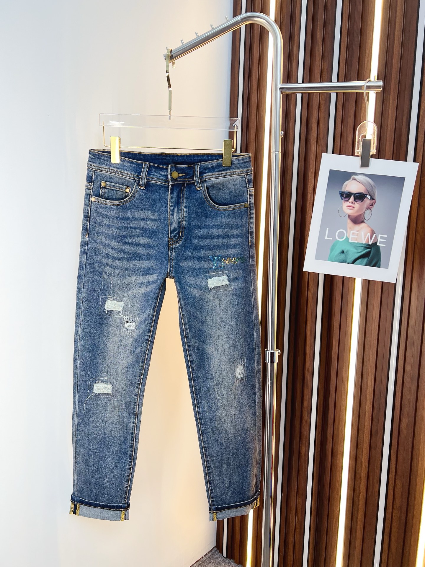 NO:644618,LV men's denim jeans, official album and poster outfit style!  High-grade imported denim raw color fabrics are supplied to customers, and the pure 13oz denim fabrics from Okayama, Japan are specially selected. Heavy-duty environmentally friendly plant enzyme washing process is used. The texture has a light retro color, which is quite beautiful and is very suitable for autumn and winter color matching. The fabric is soft and delicate after washing, but has strong bones and a slight stretch, providing an excellent comfortable experience. There is no damage from any technological elements throughout the body, retaining the purest tannin color!  The details throughout the body are perfect, exquisite and sophisticated. The latest leather label on the waist highlights the brand's characteristics. The hardware accessories, leather label and wiring all reflect the craftsmanship!  The silhouette is perfectly tailored and has excellent butt lift and slimming effect. It can be easily matched with any top in the wardrobe. It has wide compatibility and is suitable for various daily wear. The upper body is full of style. It is a must-have trousers for those who are obsessed with quality control and 1V!  Size 29-38 (not 35.37),,louis vuitton,jeans,alexander wang19860909LV 男士丹宁牛仔裤,官宣画册海报穿搭款！ 客供高级进口的丹宁原色面料,特选日本冈山纯正13oz 盎司牛仔布料,重磅环保植物酵素水洗工艺,肌理有着淡淡的复古色彩,相当漂亮,极符合秋冬的配色,面料经过水洗后柔软细腻,但筋骨感极强,且略带弹力,提供了绝佳的舒适体验,通身无任何工艺元素破坏,保留了最纯粹的丹宁本色！通身细节完美如斯,精湛且考究,最新的腰部皮标彰显了品牌特质,五金配件、皮标、走线无不体现出匠心工艺！版型剪裁完美,提臀修身效果绝佳,可轻松横扫衣橱任何的上装搭配,兼容性广泛,满足于日常各种穿搭,上身型款十足,于品质控及1V迷控者必入型裤装！ 尺码29—38（没35.37）,,louis vuitton,jeans,alexander wang,Men's clothing