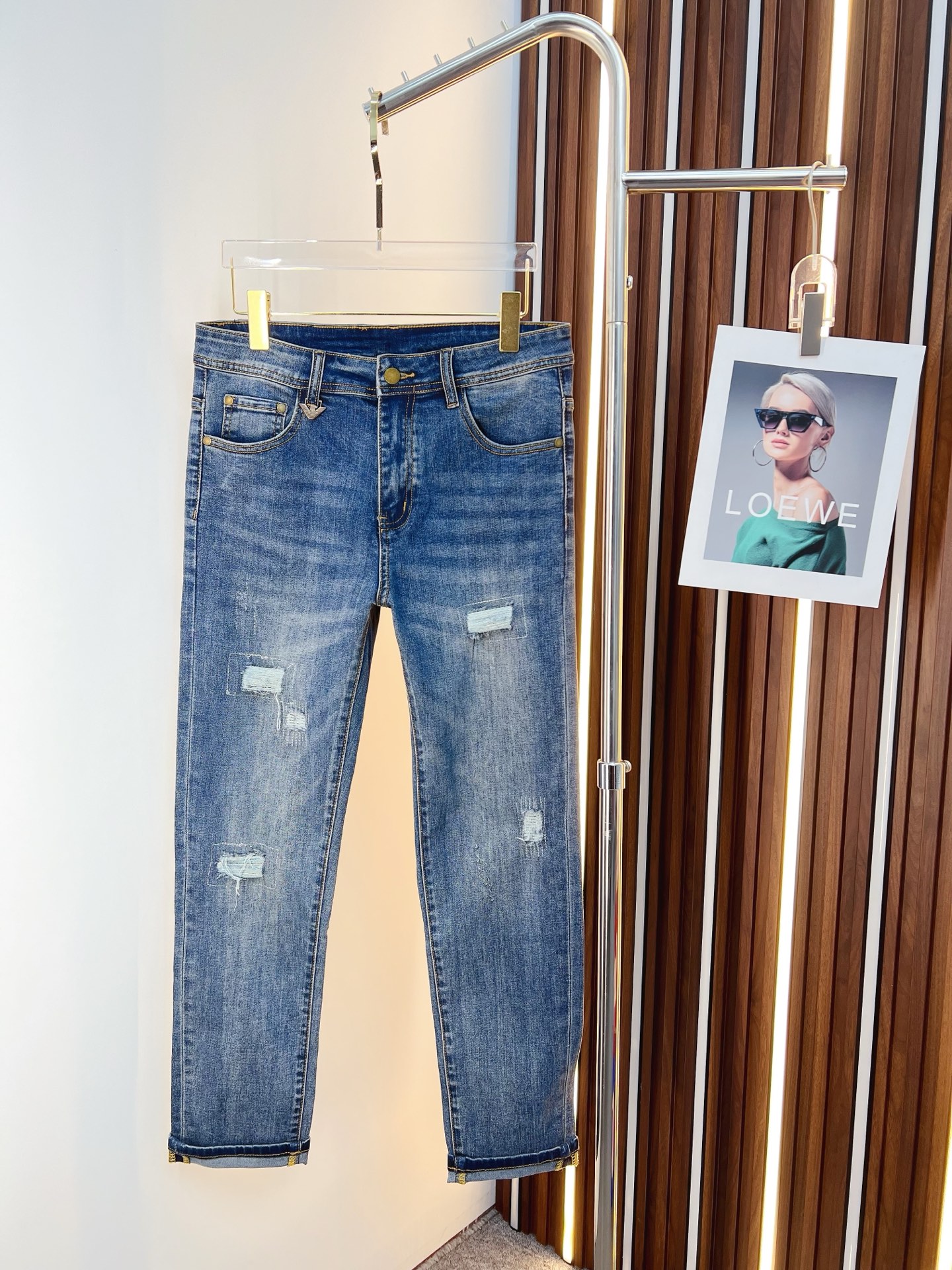 NO:685702,Armani Armani men's denim jeans, official album and poster wear style!  High-grade imported denim raw color fabrics are supplied to customers, and the pure 13oz denim fabrics from Okayama, Japan are specially selected. Heavy-duty environmentally friendly plant enzyme washing process is used. The texture has a light retro color, which is quite beautiful and is very suitable for autumn and winter color matching. The fabric is soft and delicate after washing, but has strong bones and a slight stretch, providing an excellent comfortable experience. There is no damage from any technological elements throughout the body, retaining the purest tannin color!  The details throughout the body are perfect, exquisite and sophisticated. The latest leather label on the waist highlights the brand's characteristics. The hardware accessories, leather label and wiring all reflect the craftsmanship!  The silhouette is perfectly tailored and has excellent butt lift and slimming effect. It can be easily matched with any top in the wardrobe. It has wide compatibility and is suitable for various daily wear. The upper body is full of style. It is a must-have trousers for those who are obsessed with quality control and 1V!  Size 29-38 (not 35.37),,armani,armani,jeans,19860909Armani 阿玛尼 男士丹宁牛仔裤,官宣画册海报穿搭款！ 客供高级进口的丹宁原色面料,特选日本冈山纯正13oz 盎司牛仔布料,重磅环保植物酵素水洗工艺,肌理有着淡淡的复古色彩,相当漂亮,极符合秋冬的配色,面料经过水洗后柔软细腻,但筋骨感极强,且略带弹力,提供了绝佳的舒适体验,通身无任何工艺元素破坏,保留了最纯粹的丹宁本色！通身细节完美如斯,精湛且考究,最新的腰部皮标彰显了品牌特质,五金配件、皮标、走线无不体现出匠心工艺！版型剪裁完美,提臀修身效果绝佳,可轻松横扫衣橱任何的上装搭配,兼容性广泛,满足于日常各种穿搭,上身型款十足,于品质控及1V迷控者必入型裤装！ 尺码29—38（没35.37）,,armani,armani,jeans,,Men's clothing