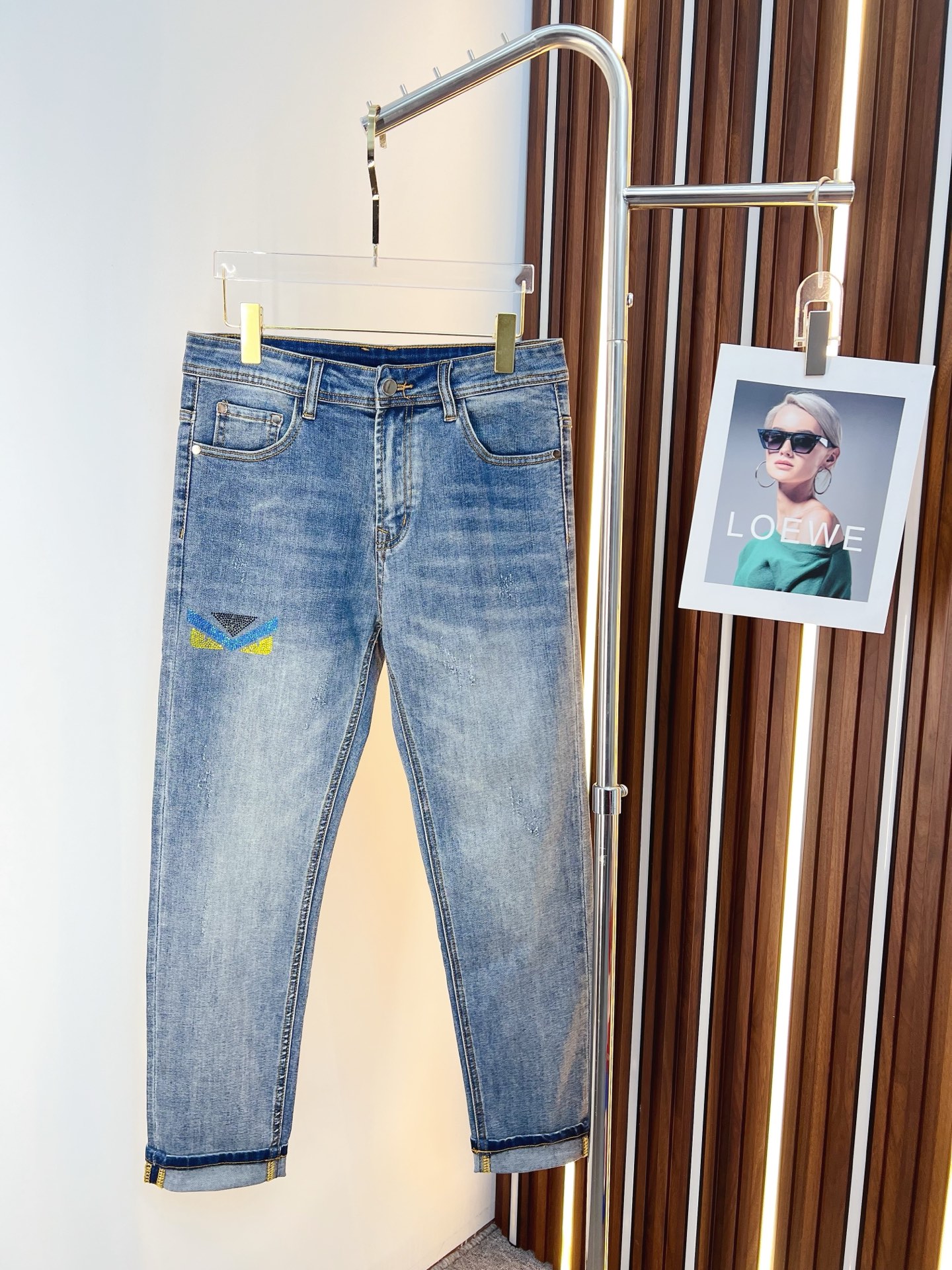 NO:597338,FENDI Fendi Men's Denim Jeans, Official Announcement Album and Poster Style!  High-grade imported denim raw color fabrics are supplied to customers, and the pure 13oz denim fabrics from Okayama, Japan are specially selected. Heavy-duty environmentally friendly plant enzyme washing process is used. The texture has a light retro color, which is quite beautiful and is very suitable for autumn and winter color matching. The fabric is soft and delicate after washing, but has strong bones and a slight stretch, providing an excellent comfortable experience. There is no damage from any technological elements throughout the body, retaining the purest tannin color!  The details throughout the body are perfect, exquisite and sophisticated. The latest leather label on the waist highlights the brand's characteristics. The hardware accessories, leather label and wiring all reflect the craftsmanship!  The silhouette is perfectly tailored and has excellent butt lift and slimming effect. It can be easily matched with any top in the wardrobe. It has wide compatibility and is suitable for various daily wear. The upper body is full of style. It is a must-have trousers for those who are obsessed with quality control and 1V!  Size 29-38 (not 35.37),,fendi,fendi,jeans,alexander wang19860909FENDI 芬迪 男士丹宁牛仔裤,官宣画册海报穿搭款！ 客供高级进口的丹宁原色面料,特选日本冈山纯正13oz 盎司牛仔布料,重磅环保植物酵素水洗工艺,肌理有着淡淡的复古色彩,相当漂亮,极符合秋冬的配色,面料经过水洗后柔软细腻,但筋骨感极强,且略带弹力,提供了绝佳的舒适体验,通身无任何工艺元素破坏,保留了最纯粹的丹宁本色！通身细节完美如斯,精湛且考究,最新的腰部皮标彰显了品牌特质,五金配件、皮标、走线无不体现出匠心工艺！版型剪裁完美,提臀修身效果绝佳,可轻松横扫衣橱任何的上装搭配,兼容性广泛,满足于日常各种穿搭,上身型款十足,于品质控及1V迷控者必入型裤装！ 尺码29—38（没35.37）,,fendi,fendi,jeans,alexander wang,Men's clothing